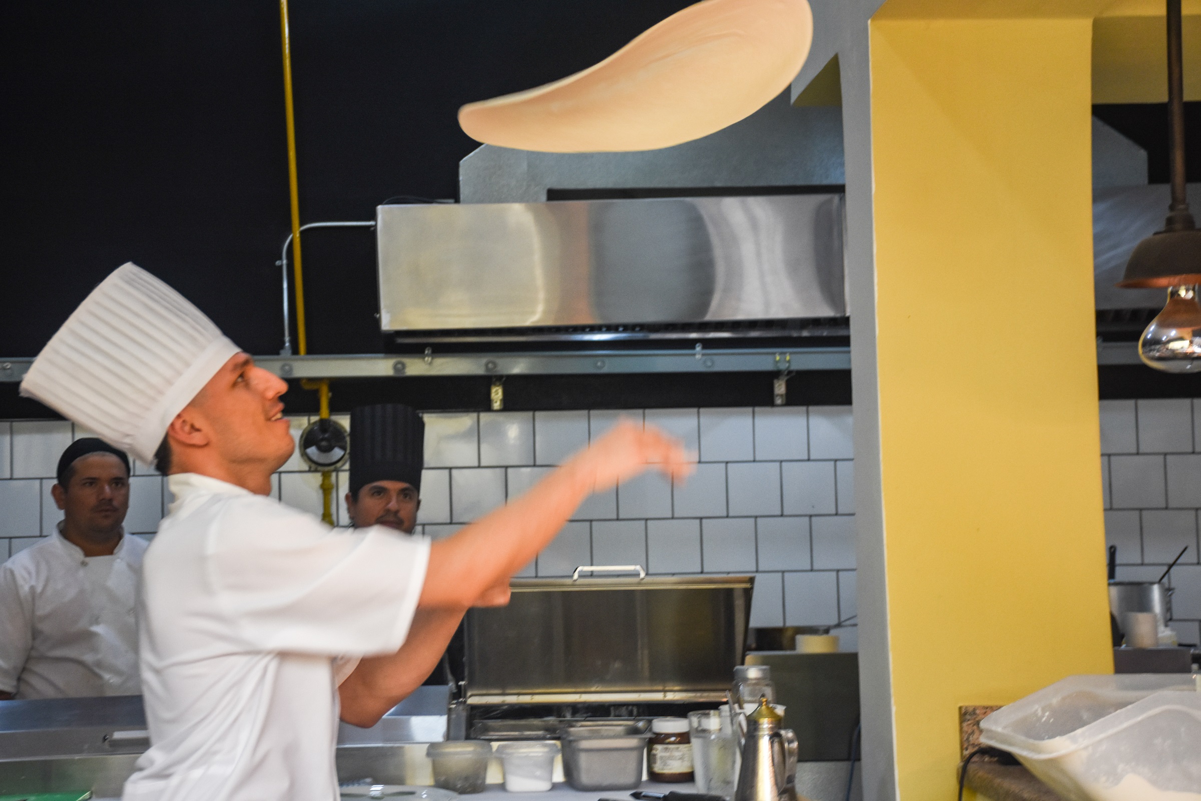 El 'pizzaiolo' DAvid Pérez en plena faena de estirar la pizza. Una buena pizza no se estira nunca con rodillo.