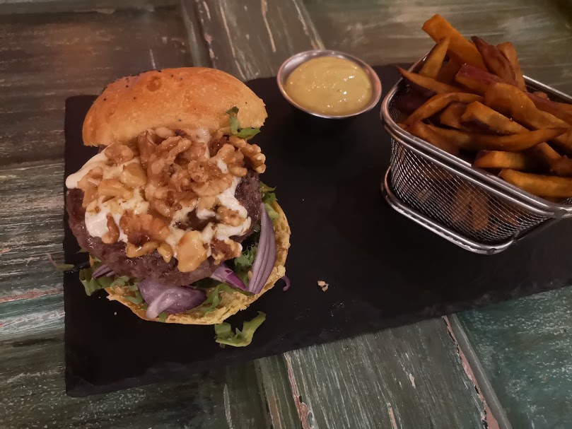 Hamburguesa Chuck Berry de Lupulus Beer Shop. Foto: Osvaldo Calderón