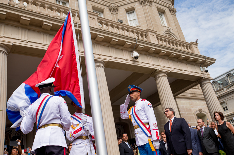 El canciller cubano, Bruno Rodríguez (der.), asistió ayer a la ceremonia de reapertura de la embajada del país en Washington, Estados Unidos. Ambas naciones restablecieron ayer sus relaciones diplomáticas y reabrieron las embajadas en las respectivas capitales después de medio siglo de enemistad, un hito que Rodríguez marcó con una visita histórica. | AP
