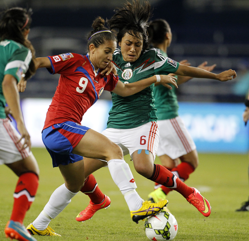 Carolina Venegas (9) renunció a su trabajo debido a que no le dieron facilidades para asistir a las prácticas o a los juegos. En la imagen enfrenta a México, en un juego eliminatorio rumbo al Mundial de Canadá. | AP