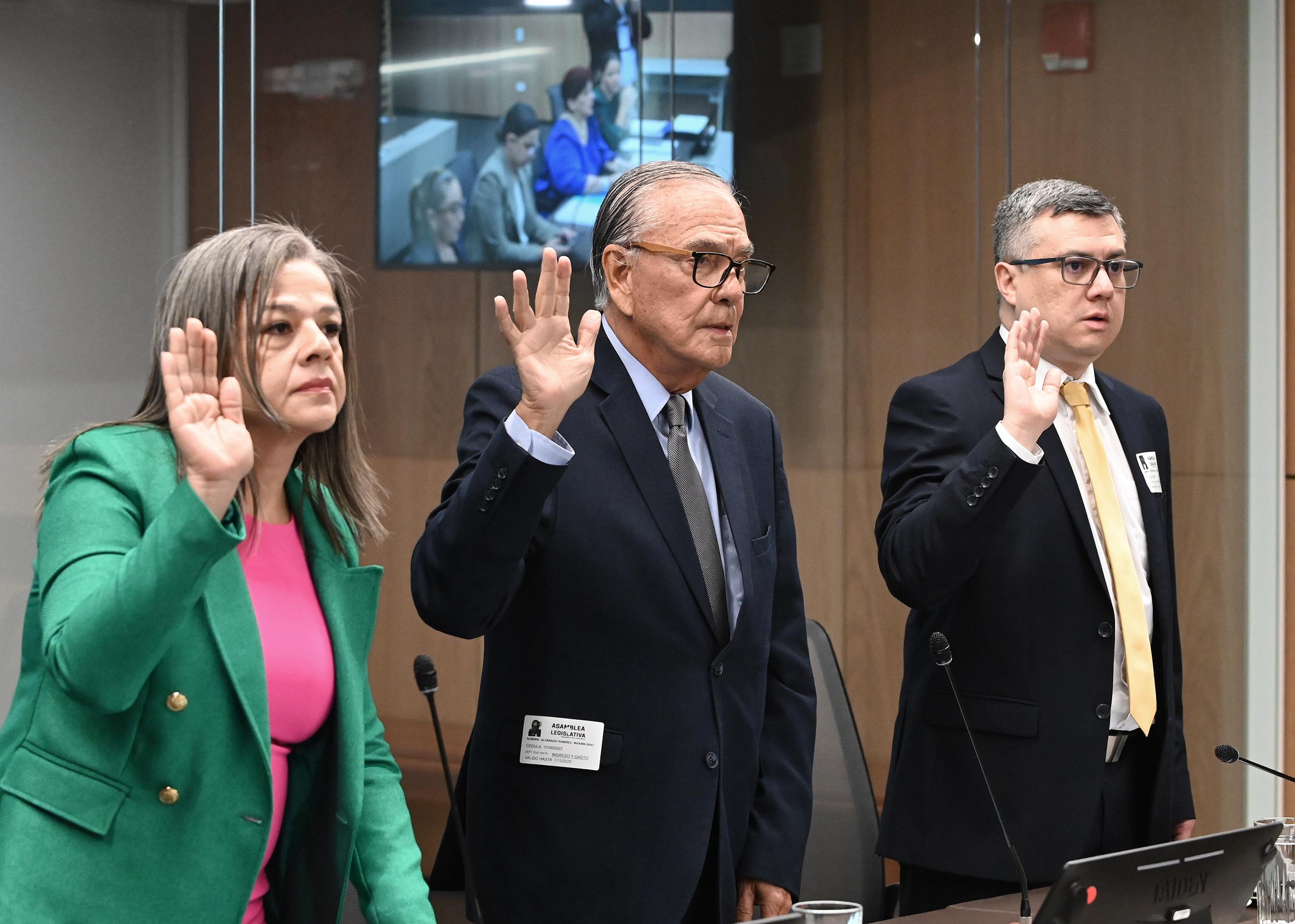 10 de julio del 2025. Asamblea Legislativa. 13:00 hrs. La Junta Directiva del Banco Nacional comparece ante la comisión legislativa de control de ingreso y gasto. Maximiliano Alvarado Ramírez (presidente), Noylin Cruz Suárez (vicepresidenta), Rolando Saborío Jiménez (secretario) y los directores María Brenes Quesada, María del Milagro Solórzano León, Anabelle Chaves Soto y Randall Monge Saborío. En la foto: Directivos respondieron las consultas de los diputados. Maximiliano Alvarado (izq) conversa con Rolando Saborío. Foto: Albert Marín