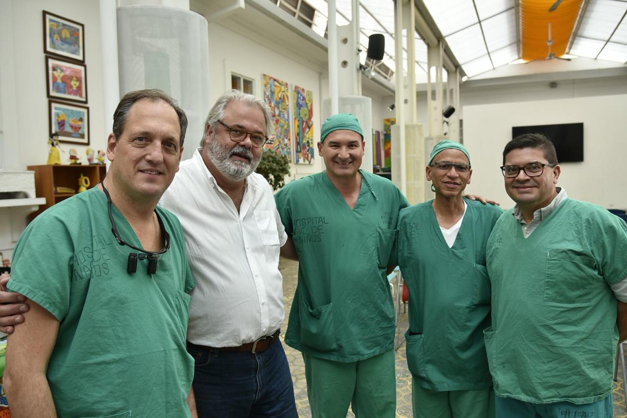 Equipo Programa Cardiovascular Pediátrico y expertos traídos por la fundación Cirujanos de Esperanza, Luca Vricella, Eduardo de Cruz, Javier Brenes, Jackie Martin y Carlos Más, fotografía Fundación Cirujanos de Esperanza /