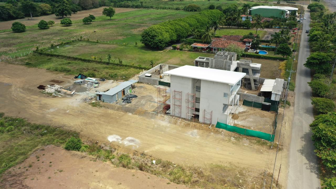 Vista de obras que fueron acreditadas dentro de los límites del Humedal Laguna Pochotal en Playa Hermosa en Garabito, Puntarenas. Fotografía: Cortesía, Wálter Brenes Soto.