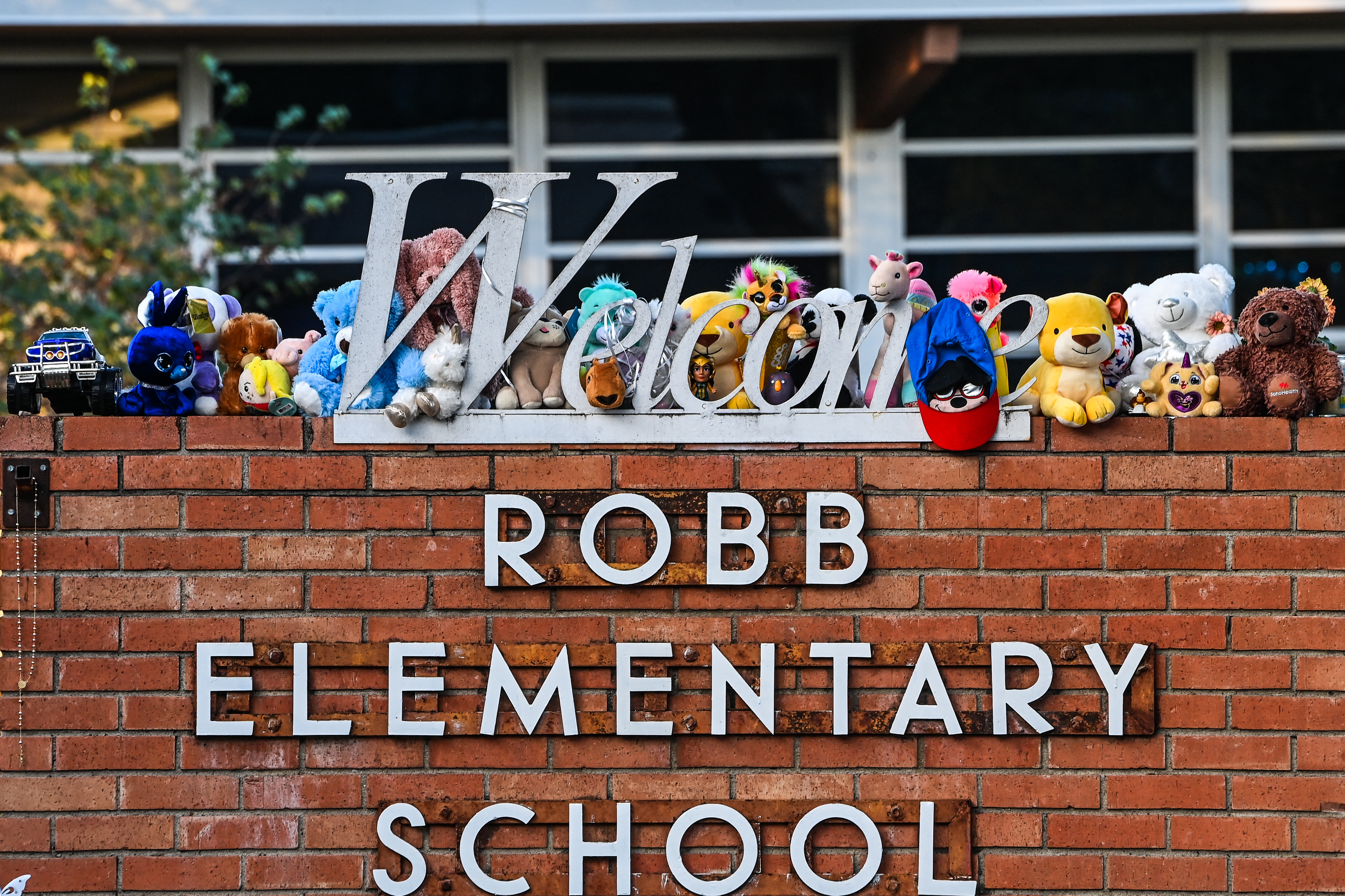 Los recuerdos decoran un monumento improvisado para las víctimas del tiroteo afuera de la Escuela Primaria Robb en Uvalde, Texas, el 28 de mayo de 2022. El director del Departamento de Seguridad Pública de Texas, Steven C. McCraw, dijo el 27 de mayo que, en "retrospectiva", fue una decisión equivocada para la policía no irrumpió de inmediato en el aula de Uvalde donde un hombre armado finalmente mató a tiros a 19 niños y dos maestros. FOTO: