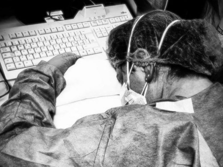 Una enfermera exhausta dormida sobre el teclado de su computadora. La foto, compartida en las redes sociales, se ha convertido en la imagen del agotamiento extremo del personal sanitario del norte de Italia, en primera línea de la lucha contra la epidemia del coronavirus. Elena Pagliarini trabaja en el hospital de Cremona (norte), una institución de primera línea que se ocupa del contagio.