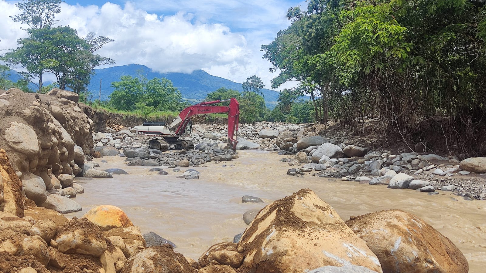 Autoridades de la Comisión Nacional de Emergencias trabajan en Aguas Zarcas para vigilar la zona ante eventuales lluvias.