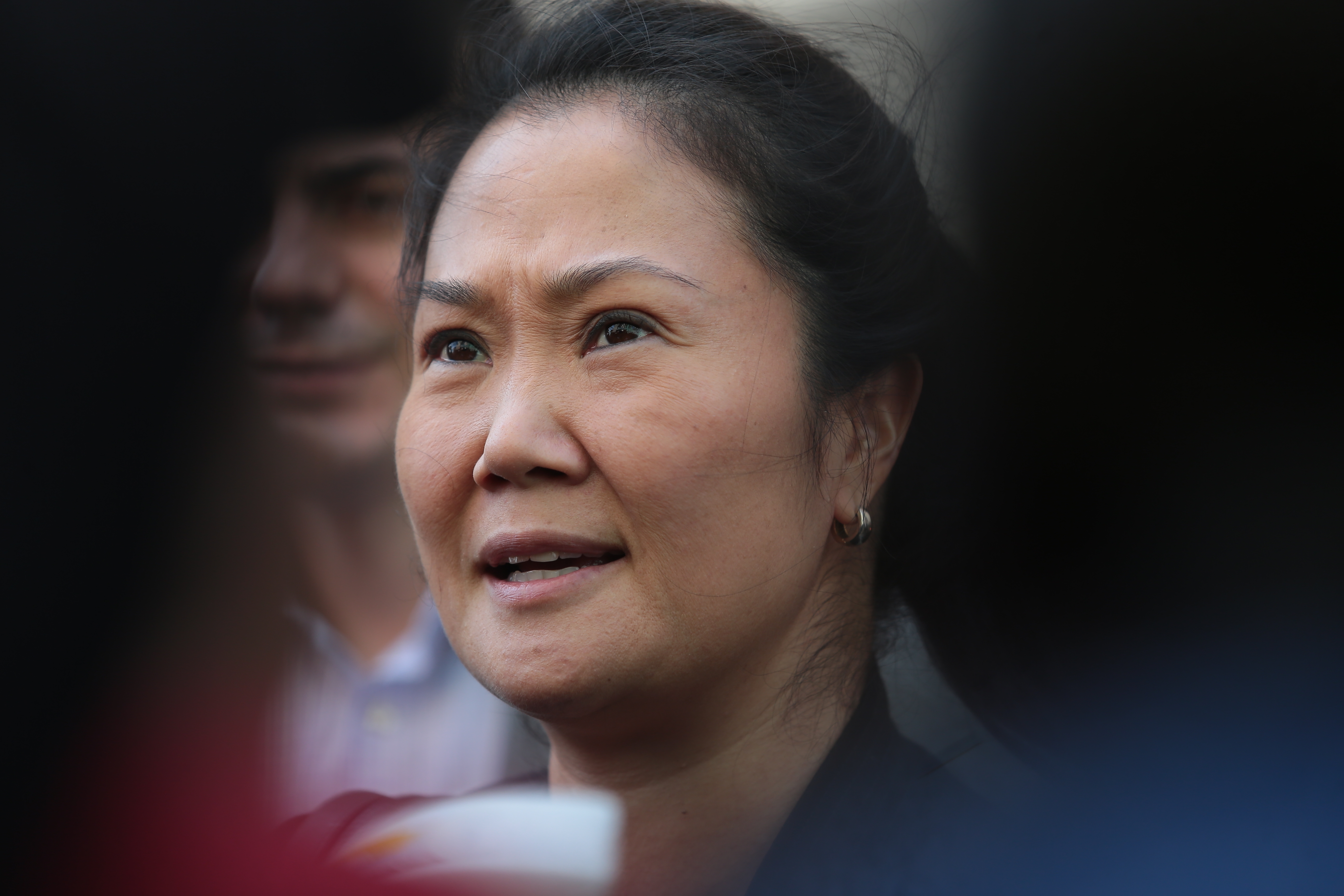 LIMA 30 DE OCTUBRE DEL 2018
En el sexto día de audiencia para evaluar el pedido de prisión preventiva contra Keiko Fujimori y otras diez personas vinculadas a Fuerza Popular, el juez Richard Concepción Carhuancho evaluó la situación jurídica de Ana Herz, asesora de la lideresa del partido y ex dirigente del mismo.
La sesión de este martes duró aproximadamente dos horas y media. El juez determinó finalmente que se reanude la audiencia el miércoles desde las 9 a.m
FOTOS: HUGO PEREZ EL COMERCIO