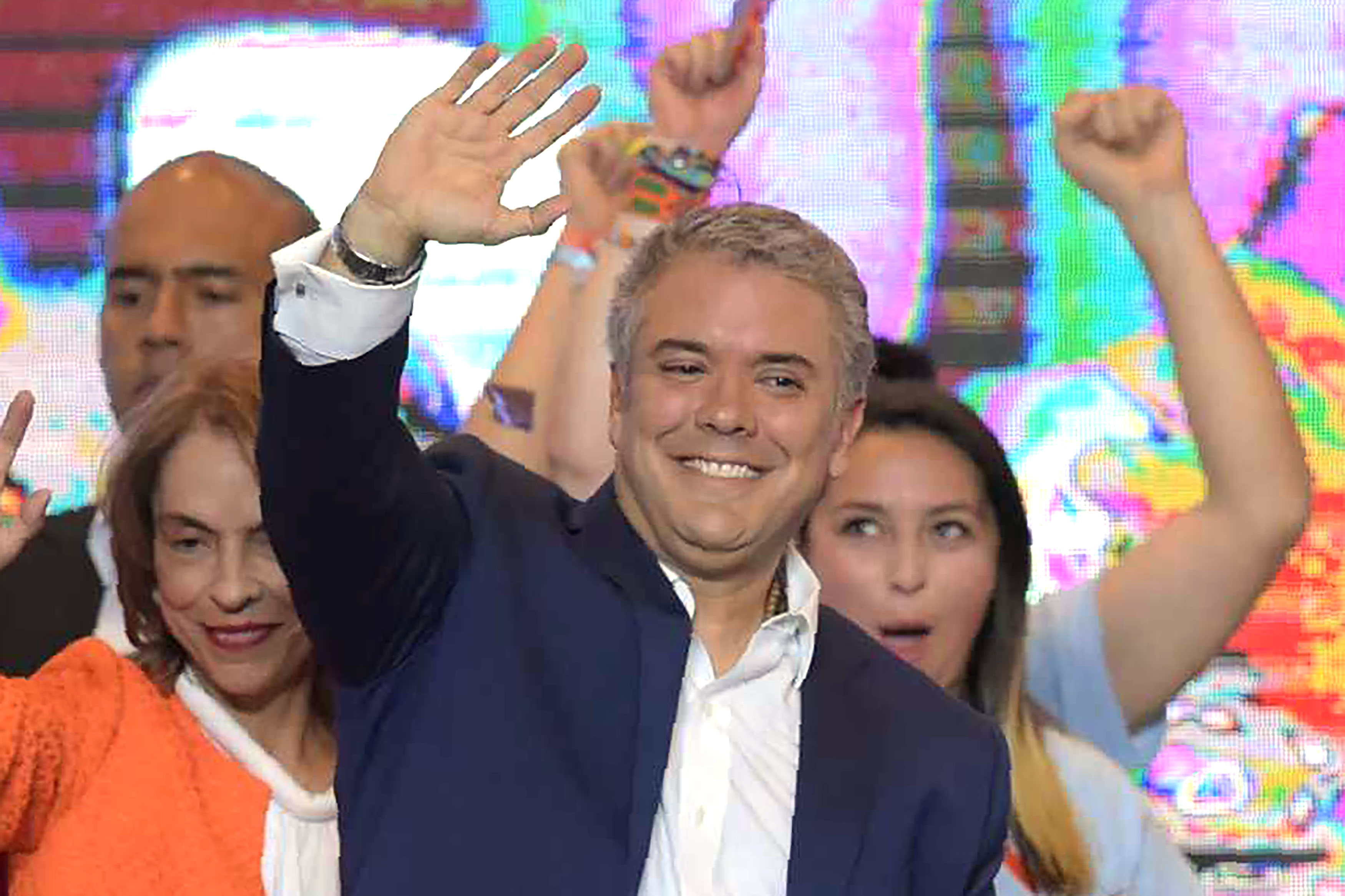 TOPSHOT - Newly elected Colombian president Ivan Duque celebrates with supporters in Bogota, after winning the presidential runoff election on June 17, 2018.
Conservative Ivan Duque won Colombia's presidential election Sunday after a campaign that turned into a referendum on a landmark 2016 peace deal with FARC rebels, which he pledged to overhaul.
/ AFP PHOTO / RAUL ARBOLEDA
