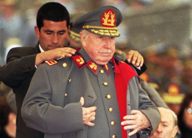 Pinochet fungió como dictador en Chile (1973- 1990). Su régimen se caracterizó por la represión militar y por violentar derechos humanos. | AP.