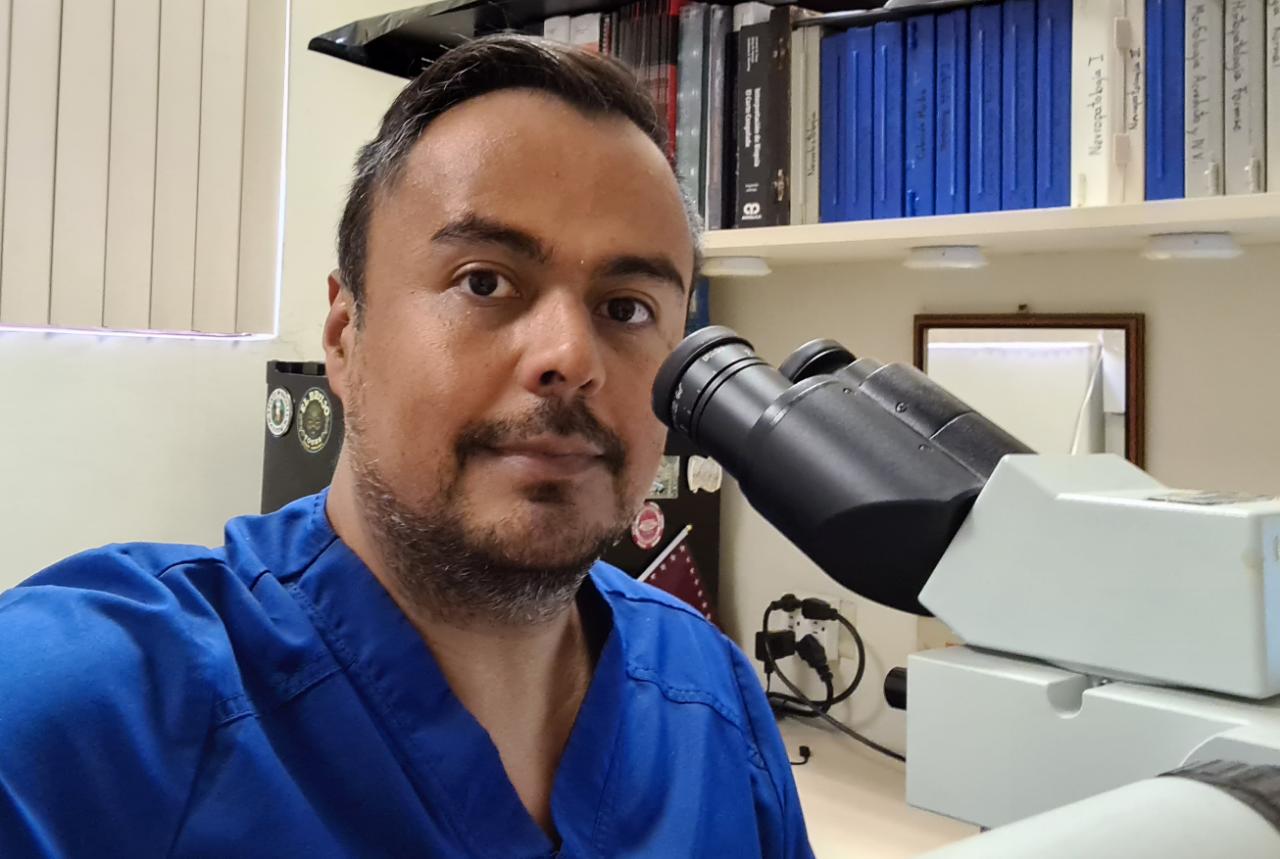 Maikel Vargas, médico patólogo del Hospital Calderón Guardia indica que la pandemia cambió por completo la dinámica de su trabajo.
Fotografía: Cortesía