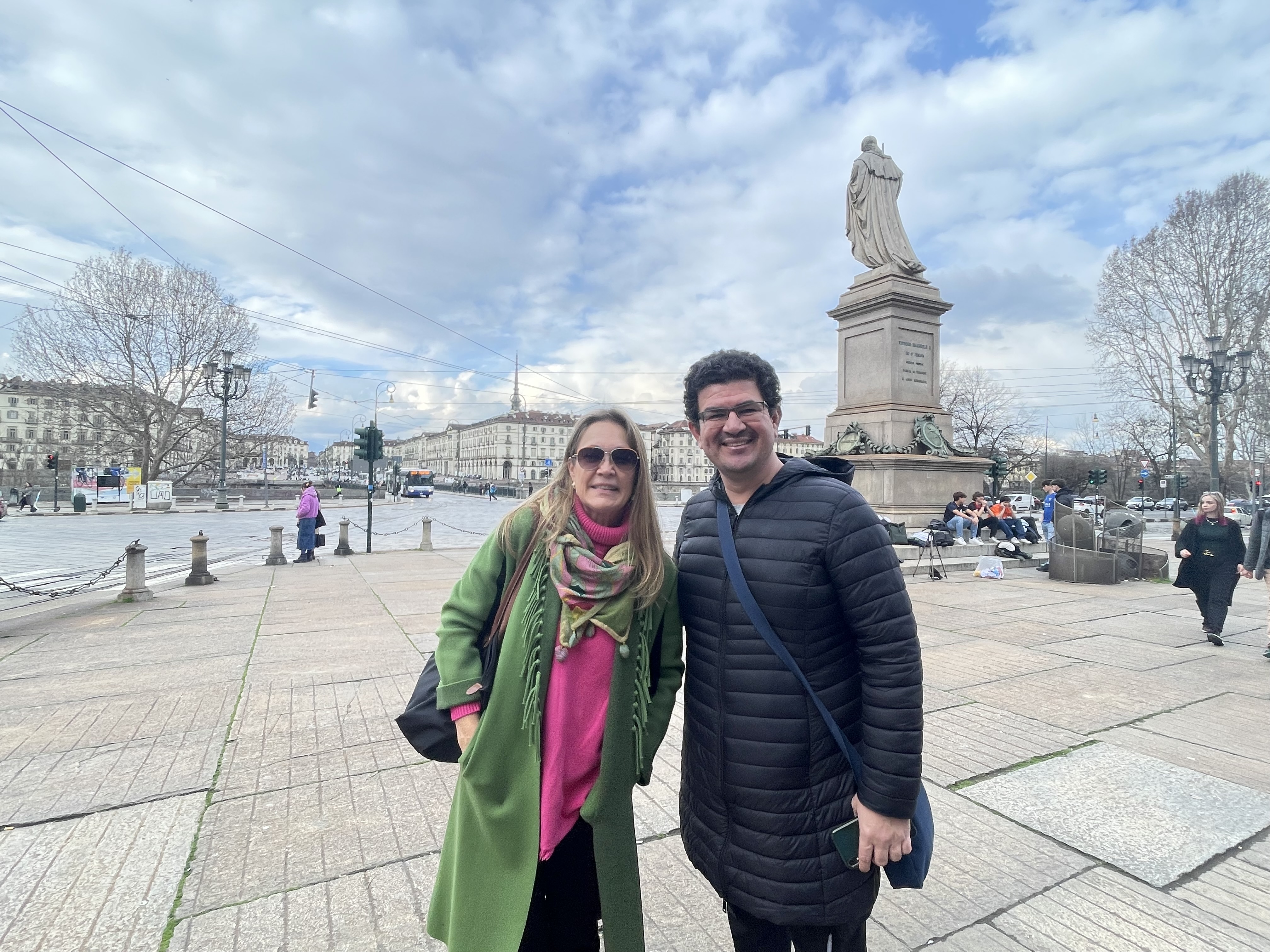 La costarricense Michelle Aubert vive desde hace nueve años en Italia. A su lado el periodista Jairo Villegas S., en Turín.