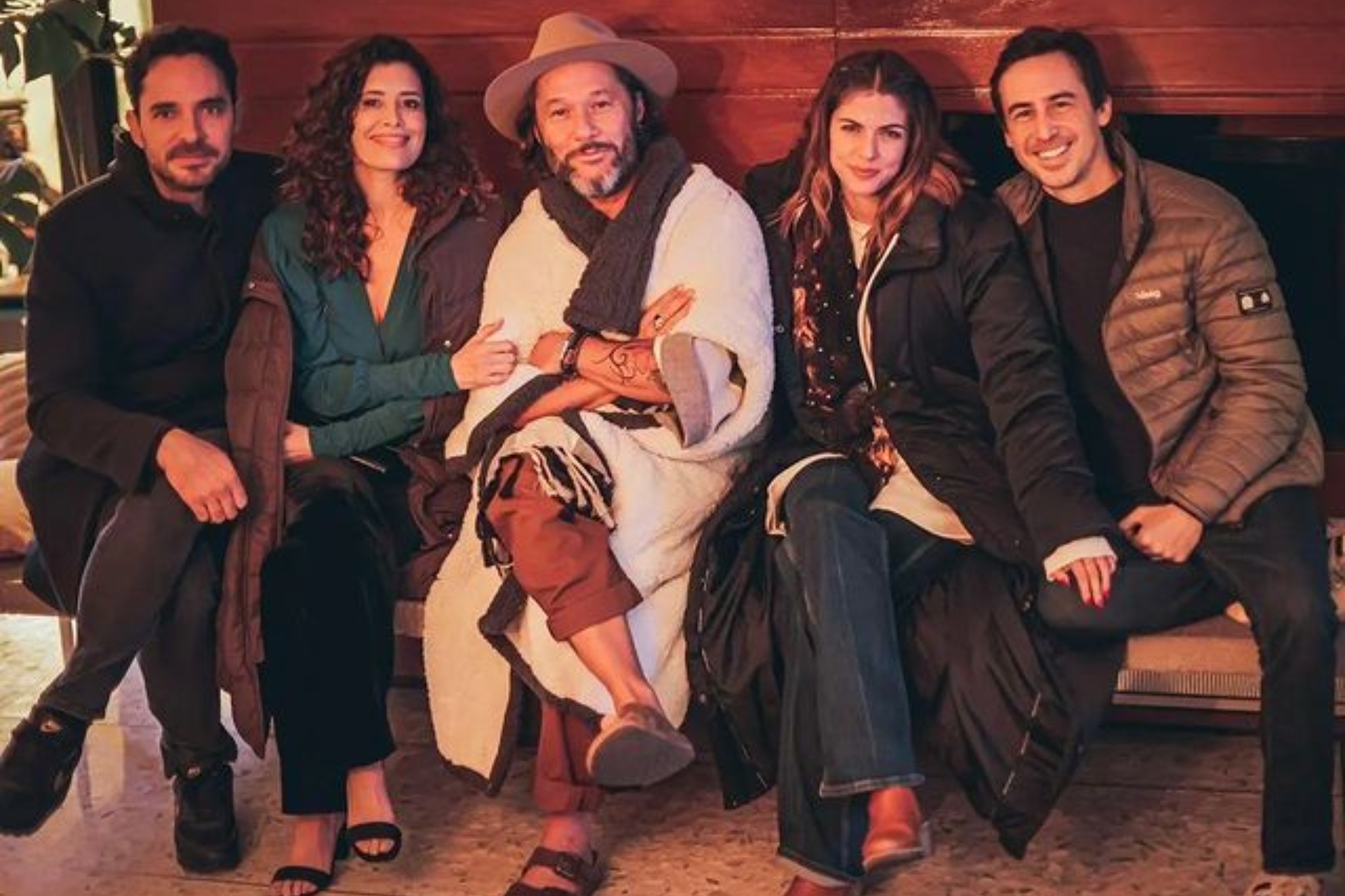 El actor Manolo Cardona, Cepeda, Torres, Stephanie y el director de Bruno Ascenzo: el equipo de Dime lo que quieras (Imágenes: Instagram)