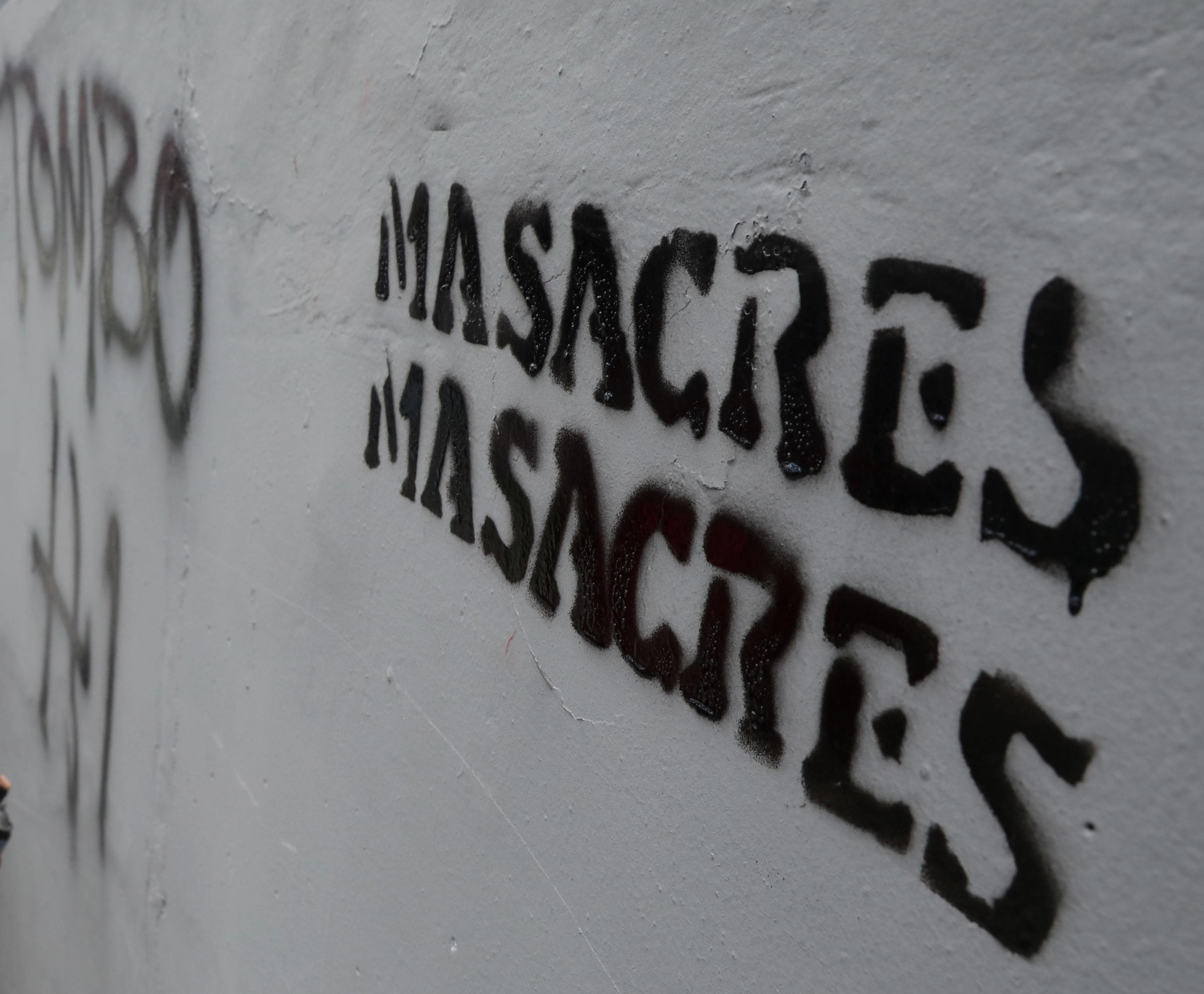 Vista de un grafiti durante una protesta contra las masacres, en Bogotá (Colombia), el 27 de agosto de 2020. EFE/Carlos Ortega
