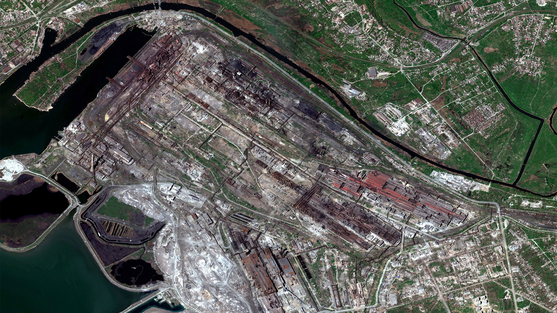 Imagene satelital de la planta siderúrgica de Azovstal (@Maxar)