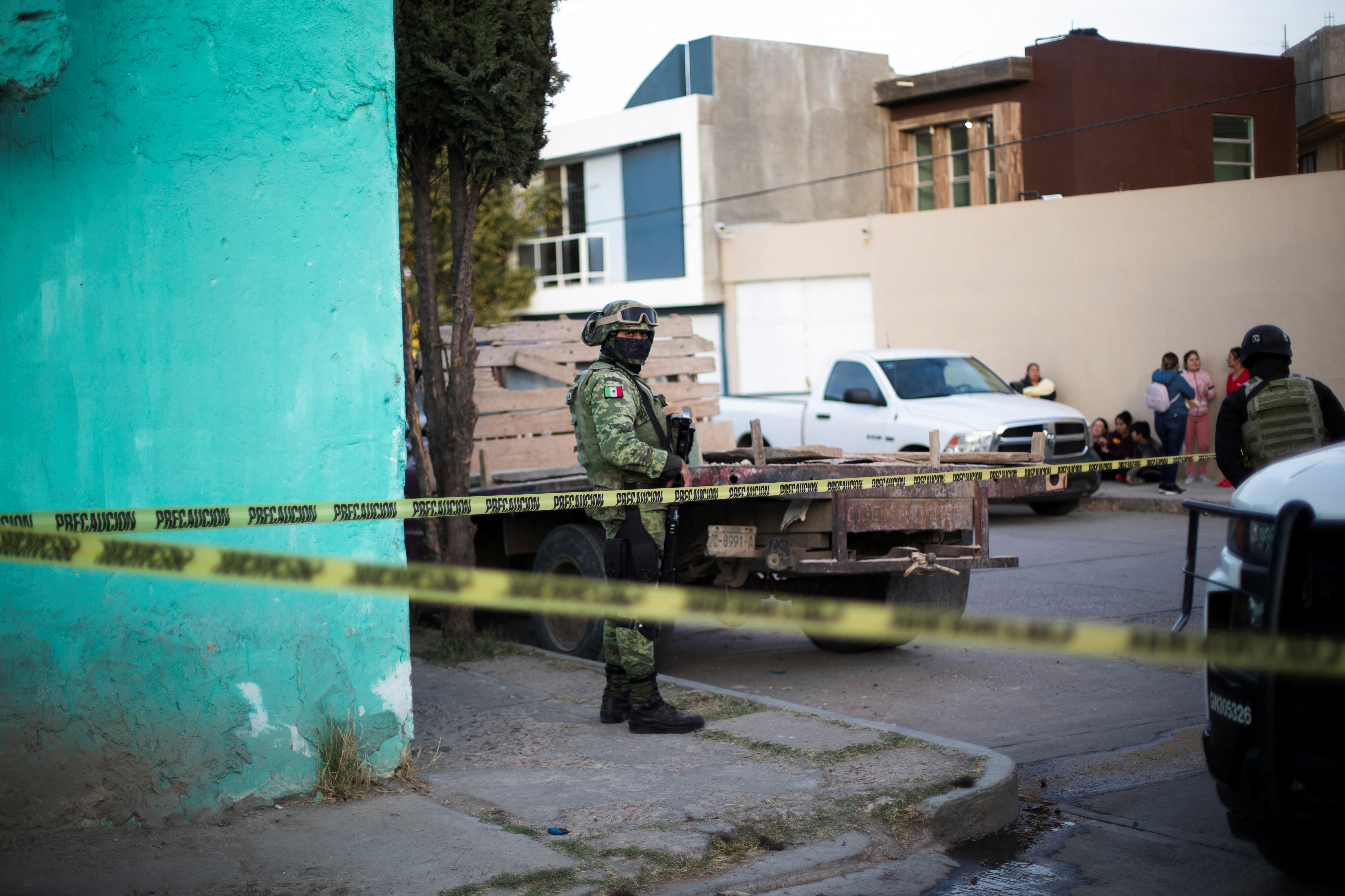 La víctima murió en el lugar, mientras que su hija fue trasladada a un hospital (REUTERS/Guillermo Moreno)