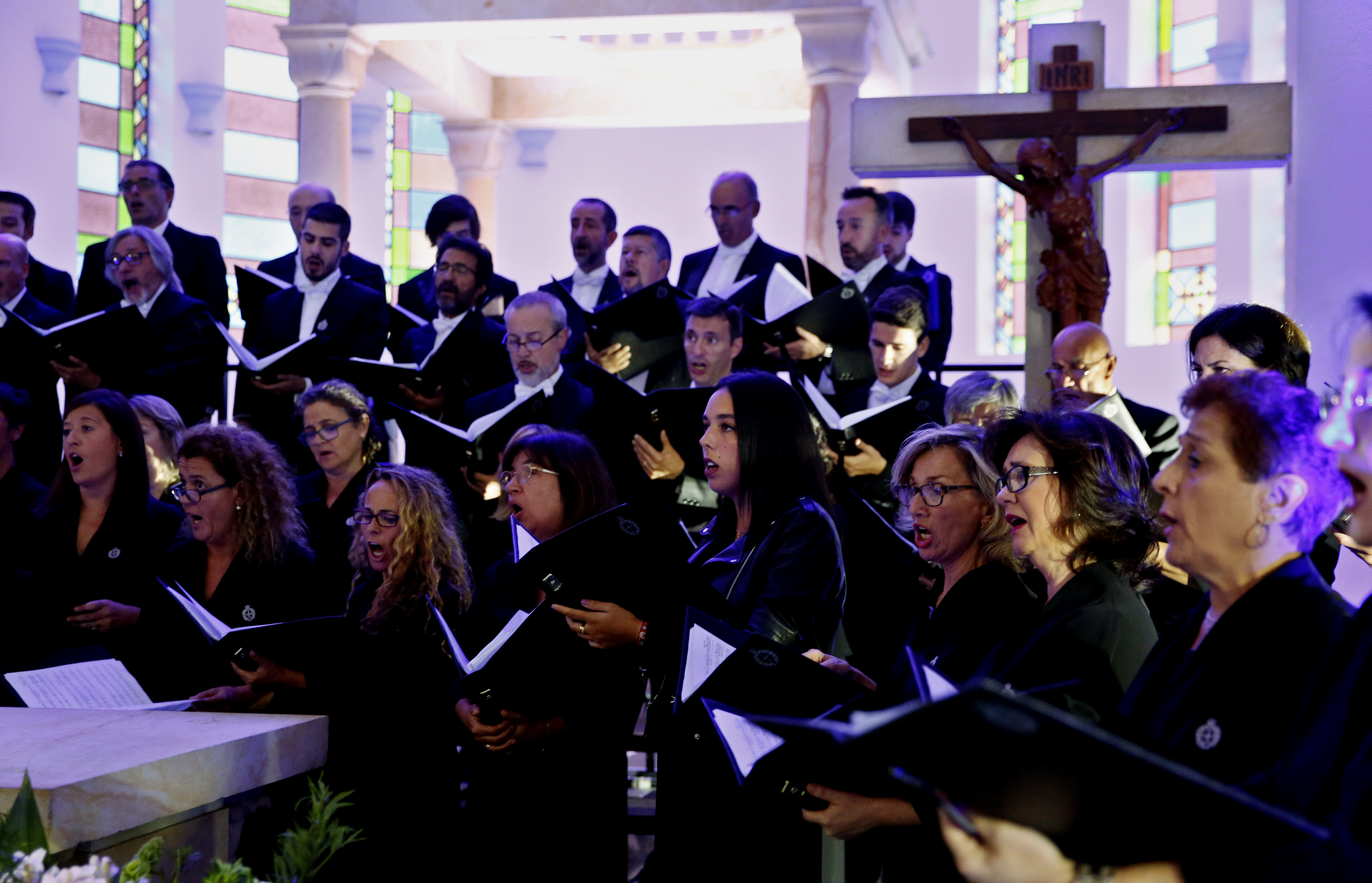 Miembros de un coro participan en una edición del Festival Internacional de Música Sacra que se realiza en Bogotá (Colombia). EFE/Leonardo Muñoz/Archivo

