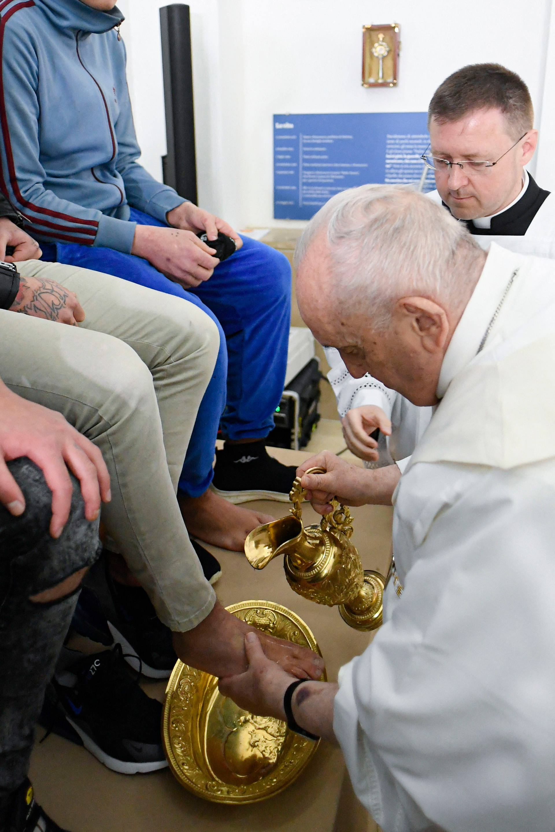 Debido a los problemas de rodilla, se dispuso una tarima para que los jóvenes estén a una altura considerable y evitar que el Papa tuviera que arrodillarse para realizar el rito