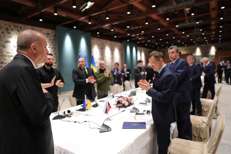 El presidente turco, Recep Tayyip Erdogan, recibe a los equipos de negociación de Ucrania y Rusia (Reuters)