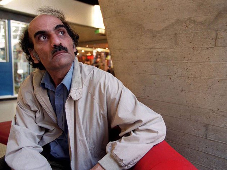 Alfred es de Irán, país que lo despatrió por oponerse al régimen del Sha, tras vagar por varios países europeos fue a parar al aeropuerto de París.