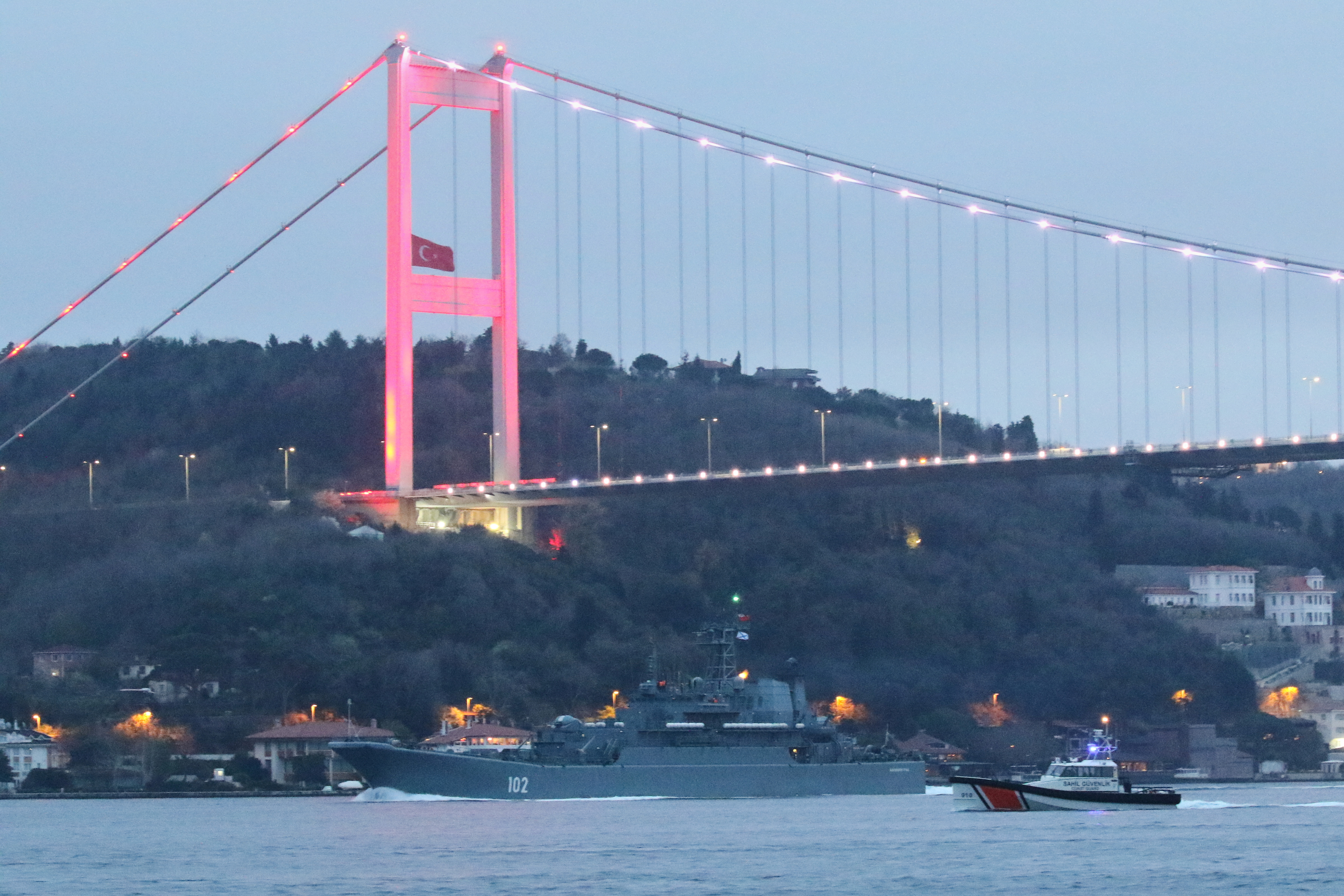 El buque de desembarco de la clase Ropucha de la Armada rusa Kaliningrado zarpa en el Bósforo, rumbo al Mar Negro, en Estambul, Turquía, el 17 de abril de 2021. (REUTERS/Murad Sezer)