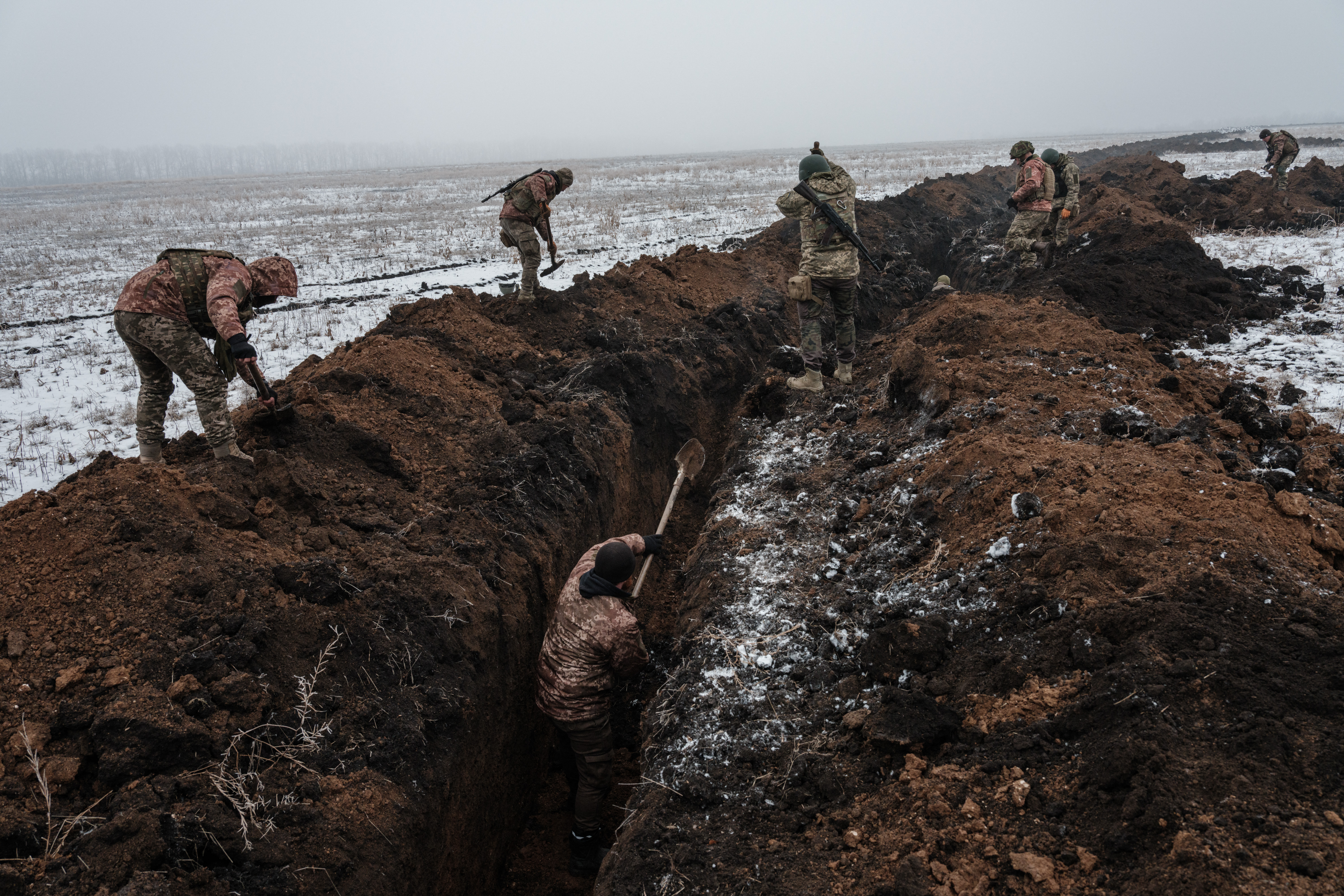 Esta foto muestra a soldados ucranianos cavando una trinchera cerca de la ciudad de Bakhmut, en el este y objeto de una de las batallas hasta el momento más sangrientas de la guerra. (YASUYOSHI CHIBA / AFP)