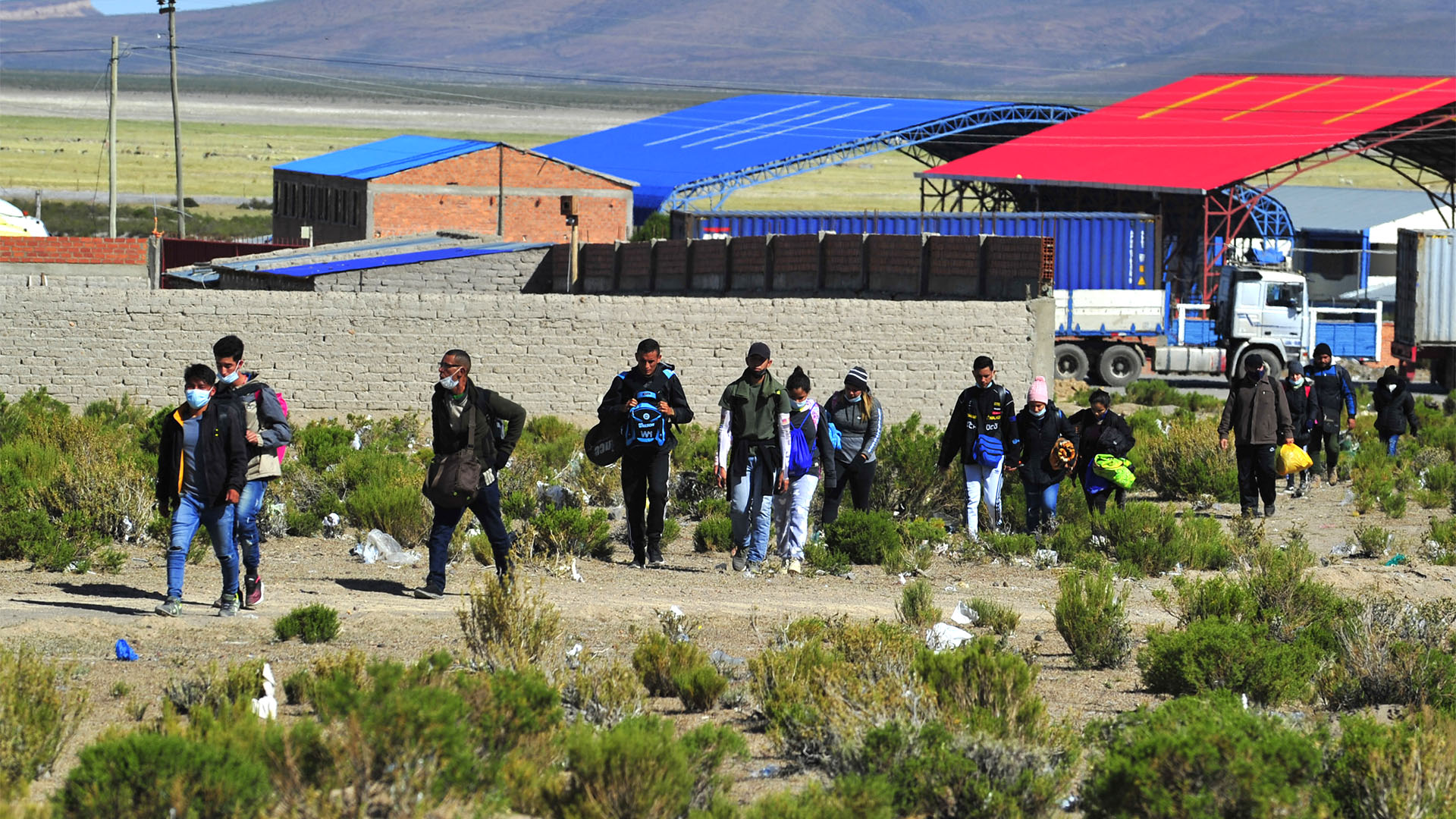 Un grupo de venezolanos llegando a Chile (JORGE BERNAL / AFP)