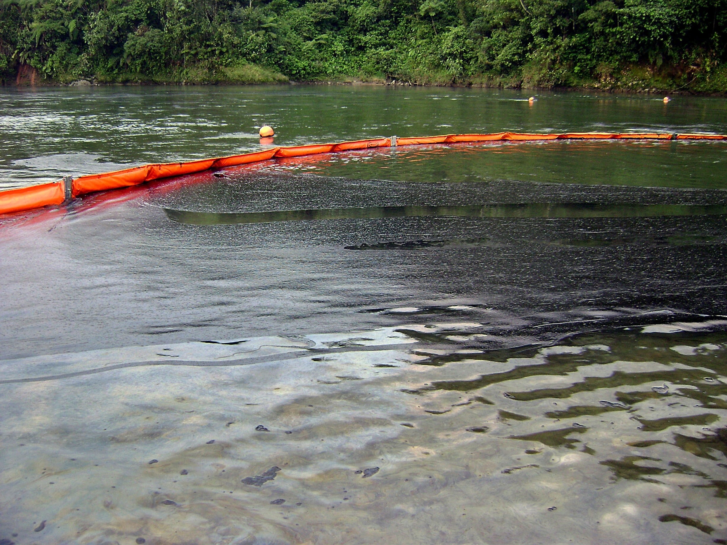 En la imagen, un derramamiento de petróleo que se produjo en Amazonía ecuatoriana. EFE/OCP/Archivo
