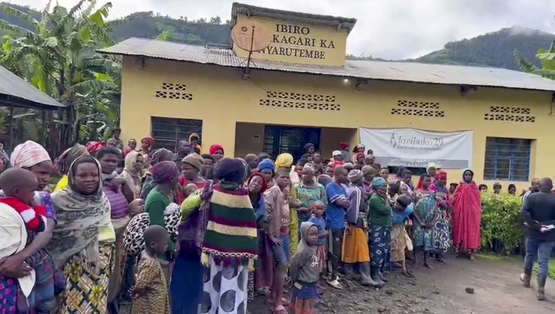 Varias personas buscan refugio tras las inundaciones  (RwandaTV vía AP)