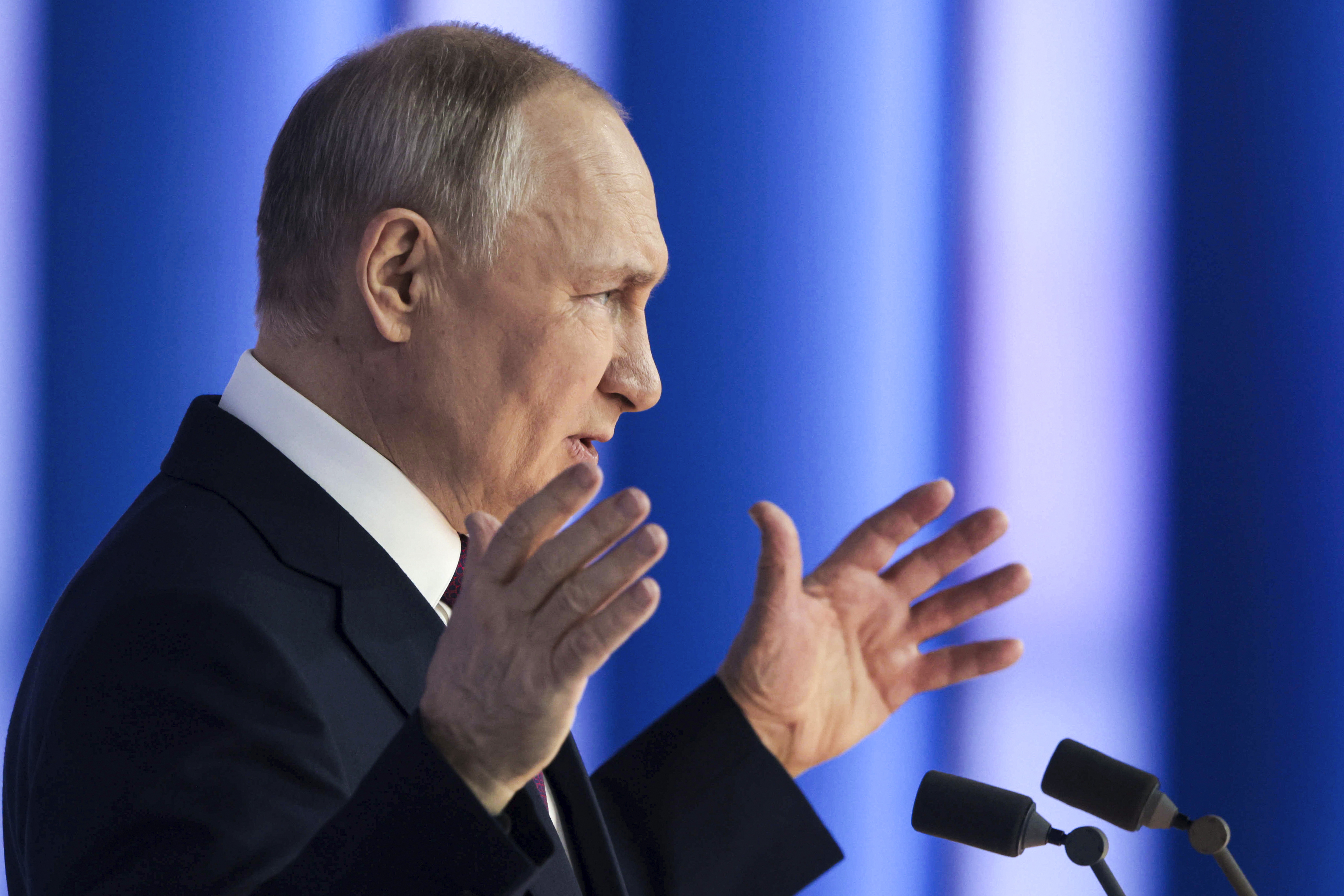 Vladimir Putin gesticula mientras ofrece su discurso anual sobre el estado de la nación (Kremlin vía AP)