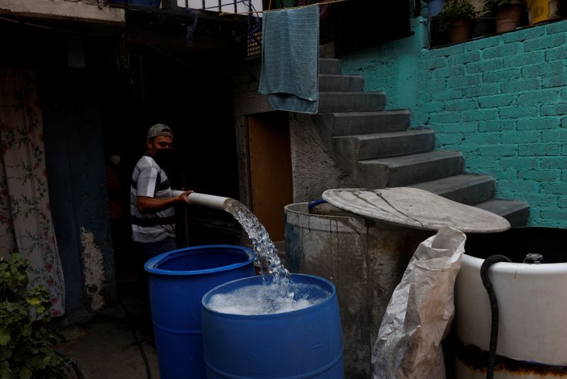 Un hombre llena tanques de agua para uso doméstico en su casa en Ecatepec, en momentos en que Ciudad de México y otras áreas metropolitanas se están quedando sin agua producto de una severa sequía. (FOTO: REUTERS/Carlos Jasso)