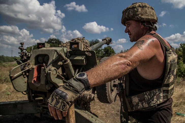 Un soldado ucraniano opera un obús D-30 cerca de la línea del frente en la región de Mykolaiv, Ucrania. 13 agosto 2022. REUTERS/Oleksandr Ratushniak