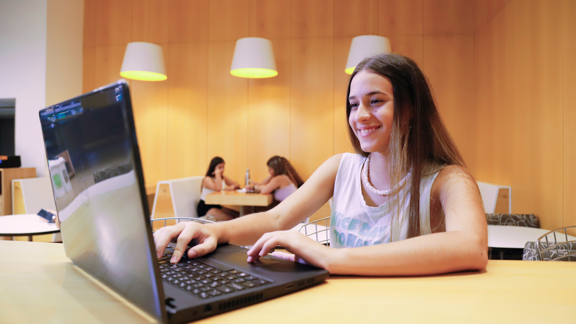 Educación a distancia: una empresa ofrece cursos gratuitos para chicas y adolescentes