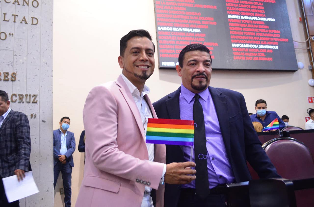 Javier Gómez Cazarín y Gonzalo Durán Chincoya celebran el "sí" al matrimonio igualitario en Veracruz. (Foto: Facebook/Juan Javier Gómez Cazarín)