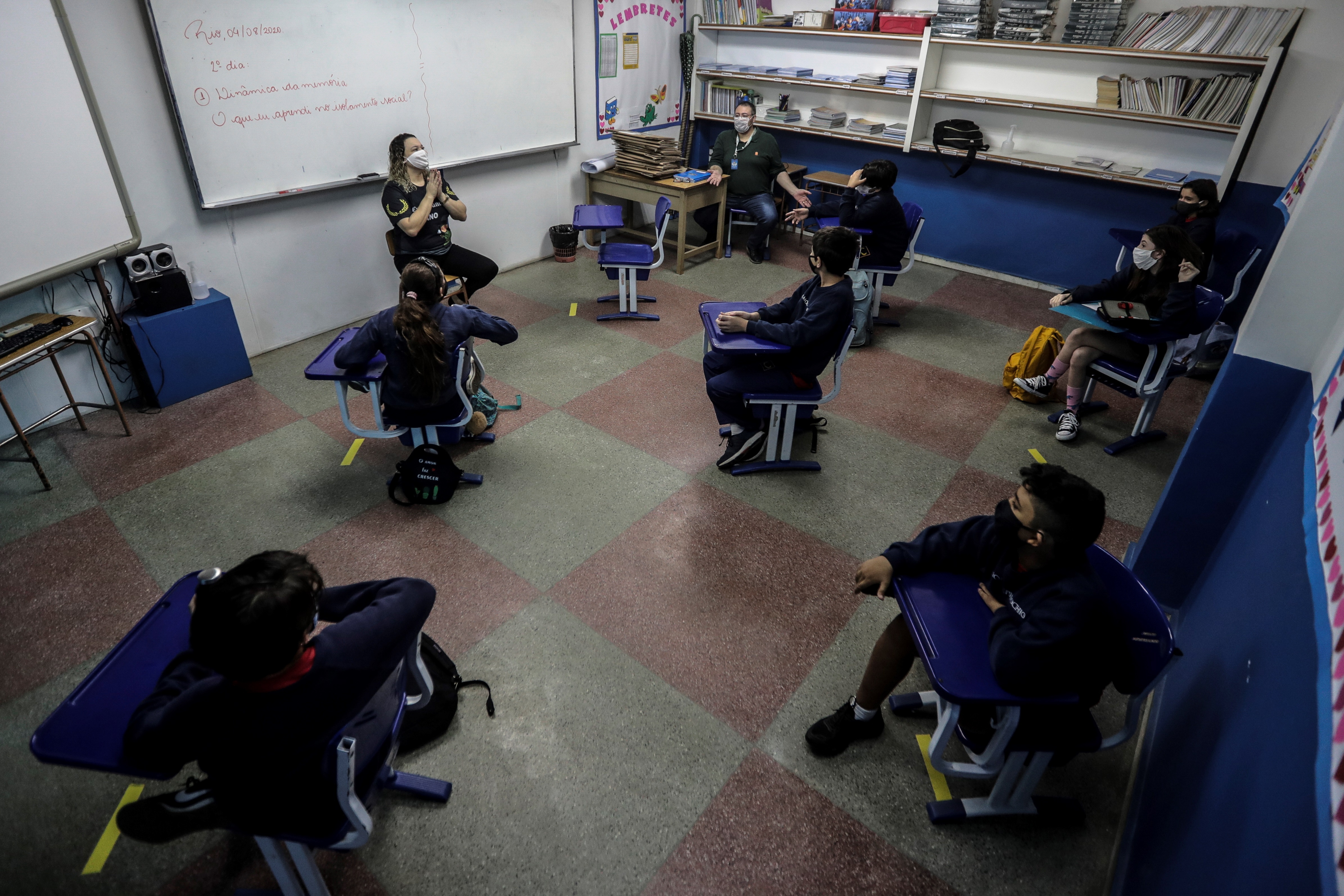 Alumnos de una escuela privada de Río de Janeiro en una clase el pasado martes, tras el regreso a las aulas de algunos educativos en Brasil. EFE/ Antonio Lacerda
