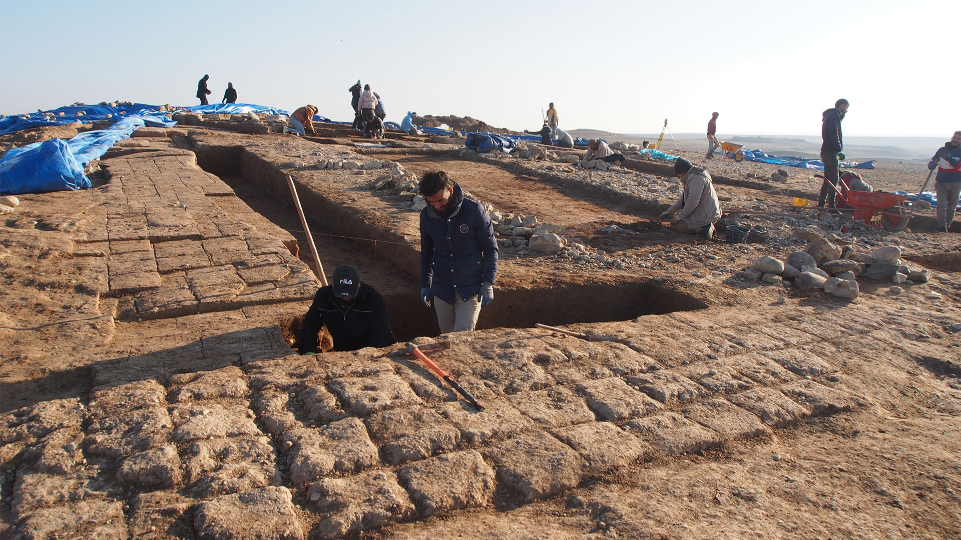 El descenso del caudal del Éufrates ha destapado en el norte de Siria varios sitios arqueológicos, incluidos algunos cementerios, pertenecientes a periodos históricos que se remontan hasta hace 11 milenios 