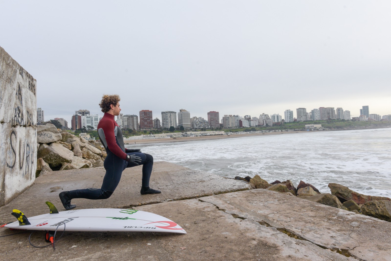 Calentando motores para ingresar al gélido mar. Justo que el Municipio autorizó las actividades, la ciudad registró temperaturas de 5° y una humedad del 90%