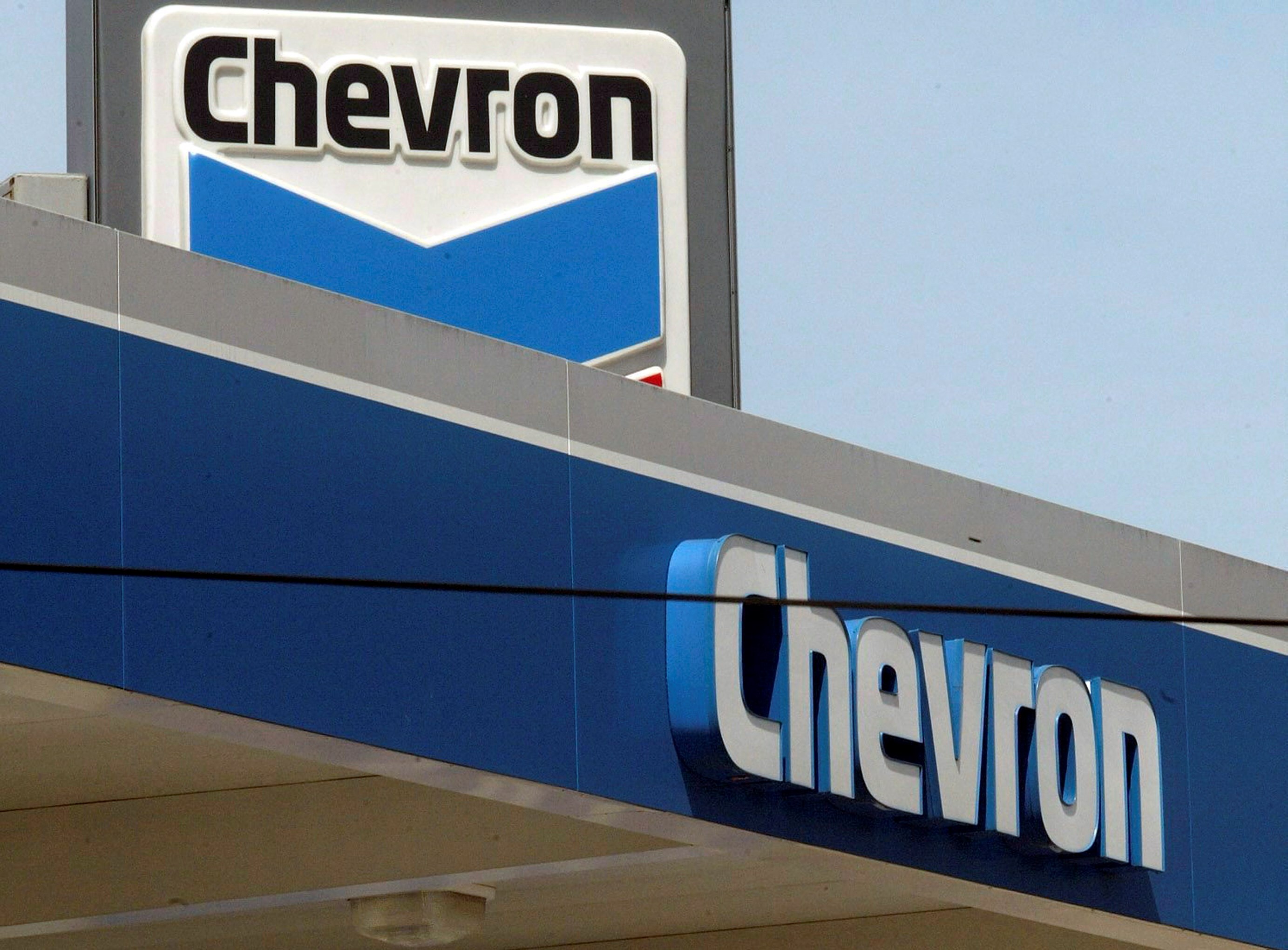 Chevron está tratando de aumentar su producción (EFE/Brendan Mcdermid/Archivo)
