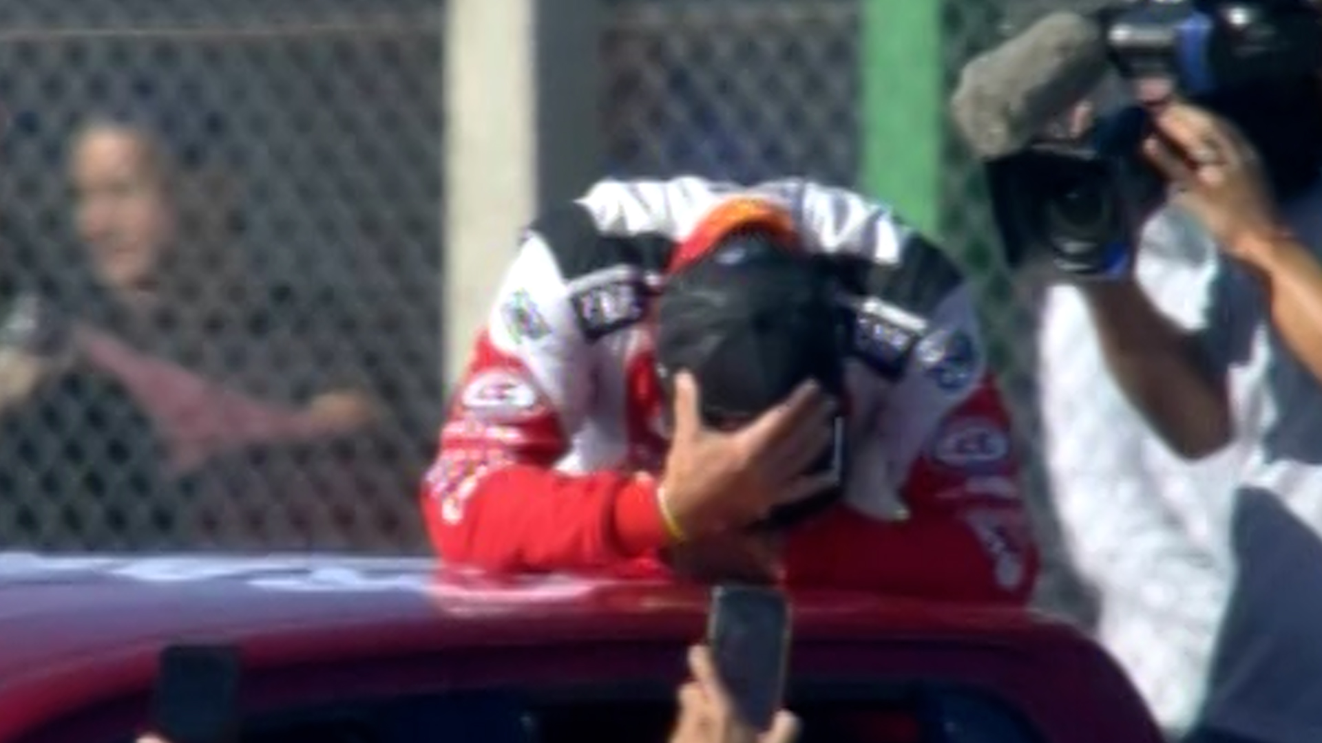 Las lágrimas de Guillermo Ortelli en su despedida del automovilismo: “Todas las hinchadas me saludaron”