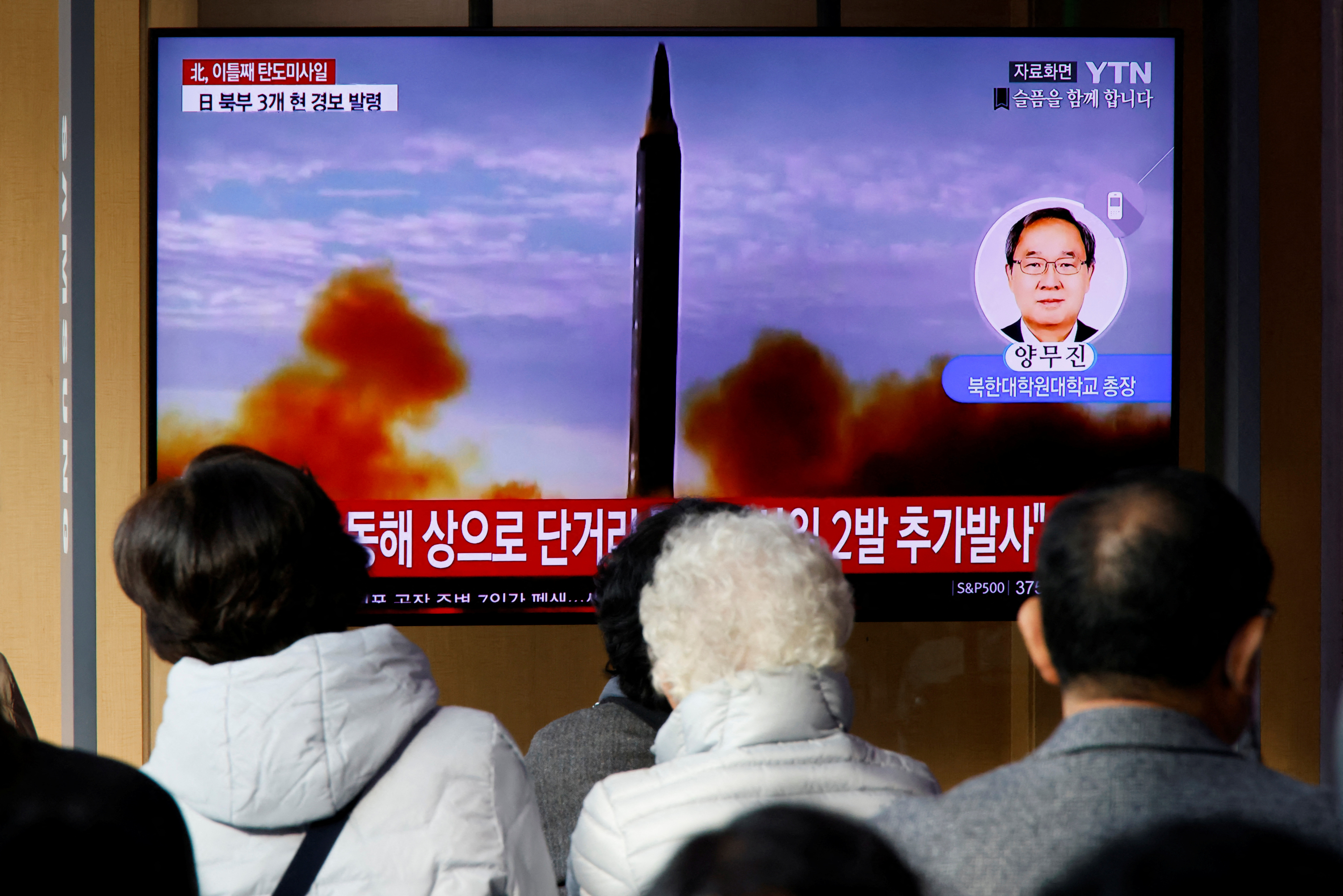 La gente mira un televisor que transmite un informe de noticias sobre Corea del Norte disparando un misil balístico frente a su costa este, en Seúl, Corea del Sur, el 3 de noviembre de 2022 (REUTERS/ Heo Ran)