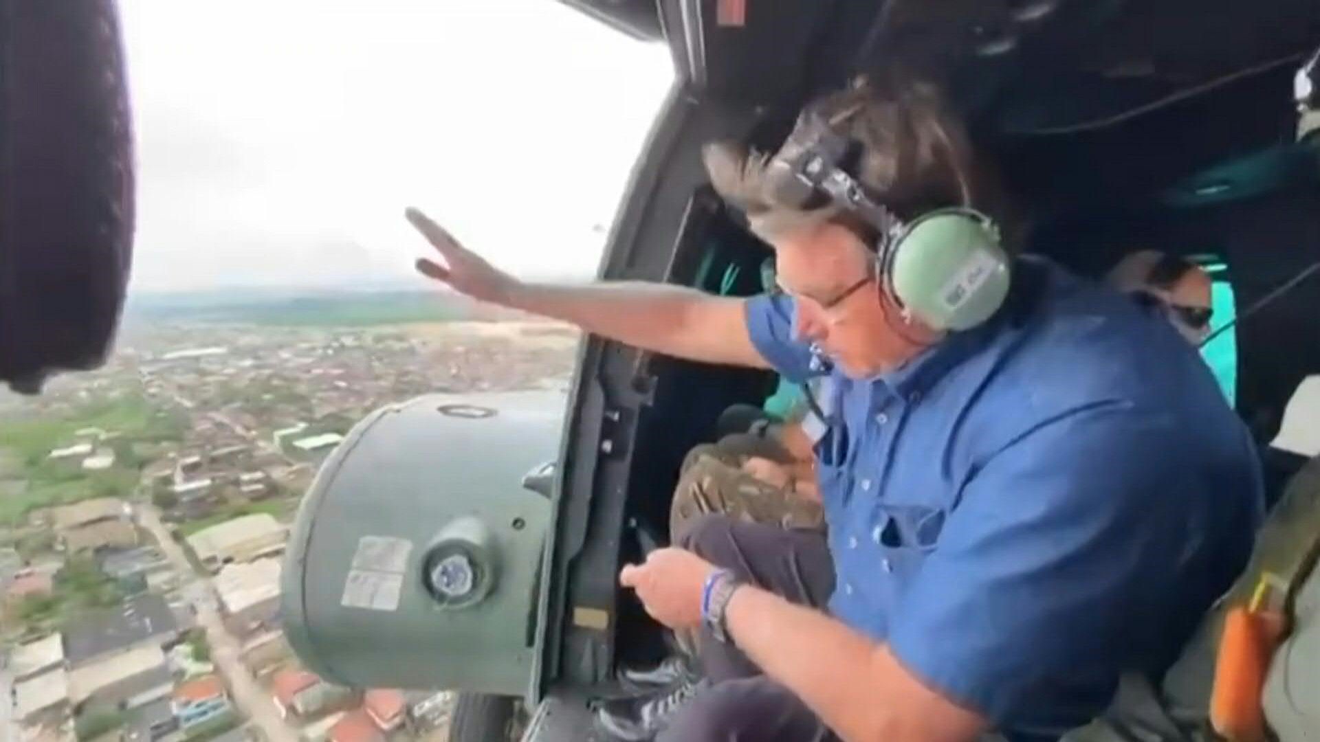 El presidente de Brasil, Jair Bolsonaro, visitó el lunes las áreas afectadas por lluvias torrenciales en el noreste del país, donde fallecieron más de 90 personas y continuaba la búsqueda de una veintena (AFP)