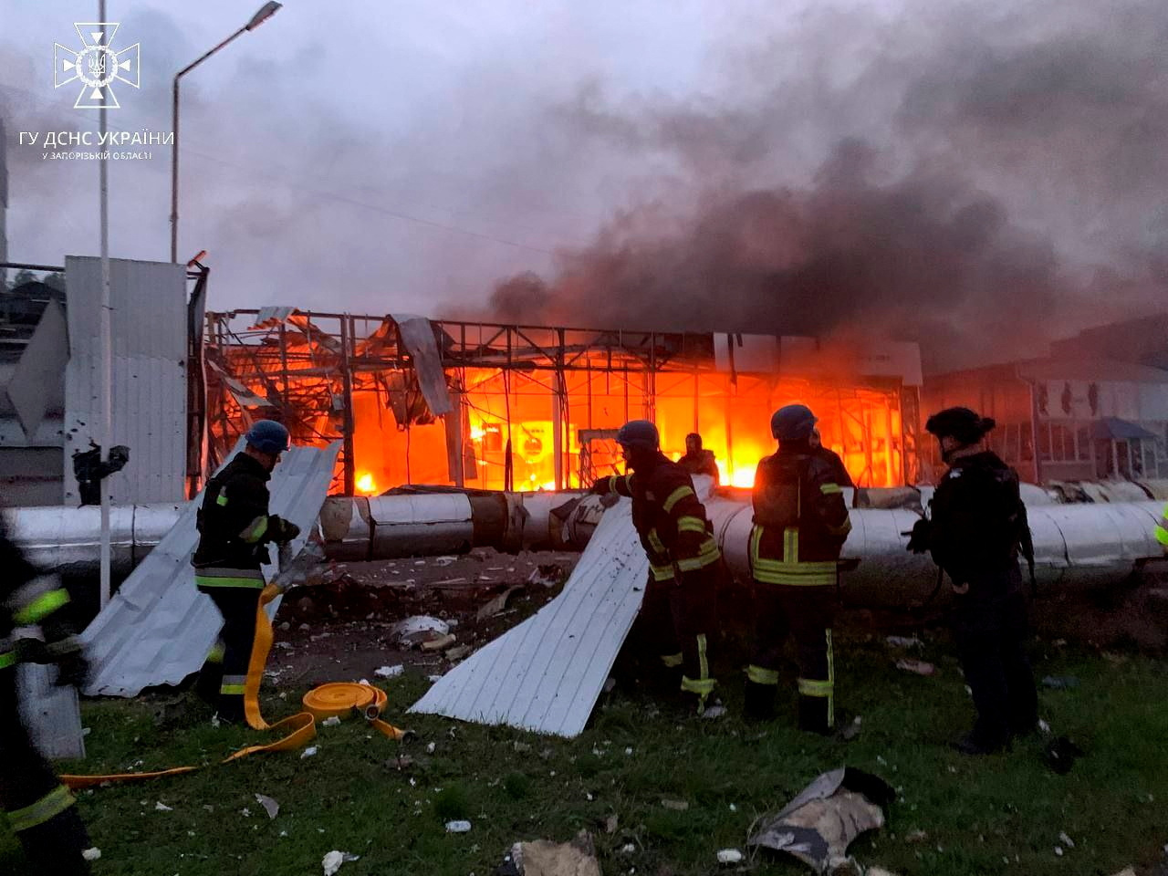 Personal de emergencia trabaja en un edificio destruido por el bombardeo de este martes (via Reuters)