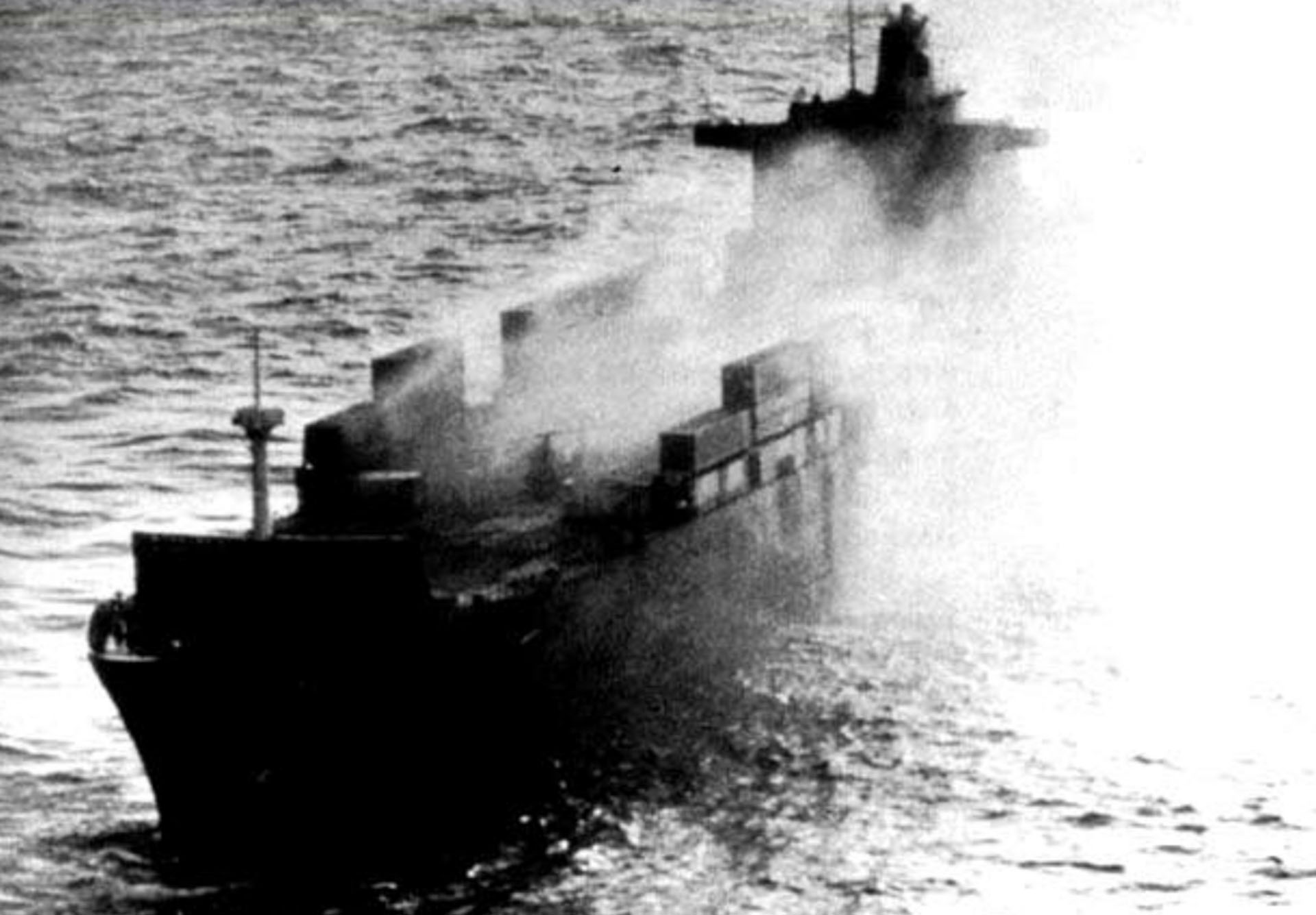 Cuando el Exocet hizo impacto en el Atlantic Conveyor, se desató un incendio y se sucedieron explosiones en su bodega