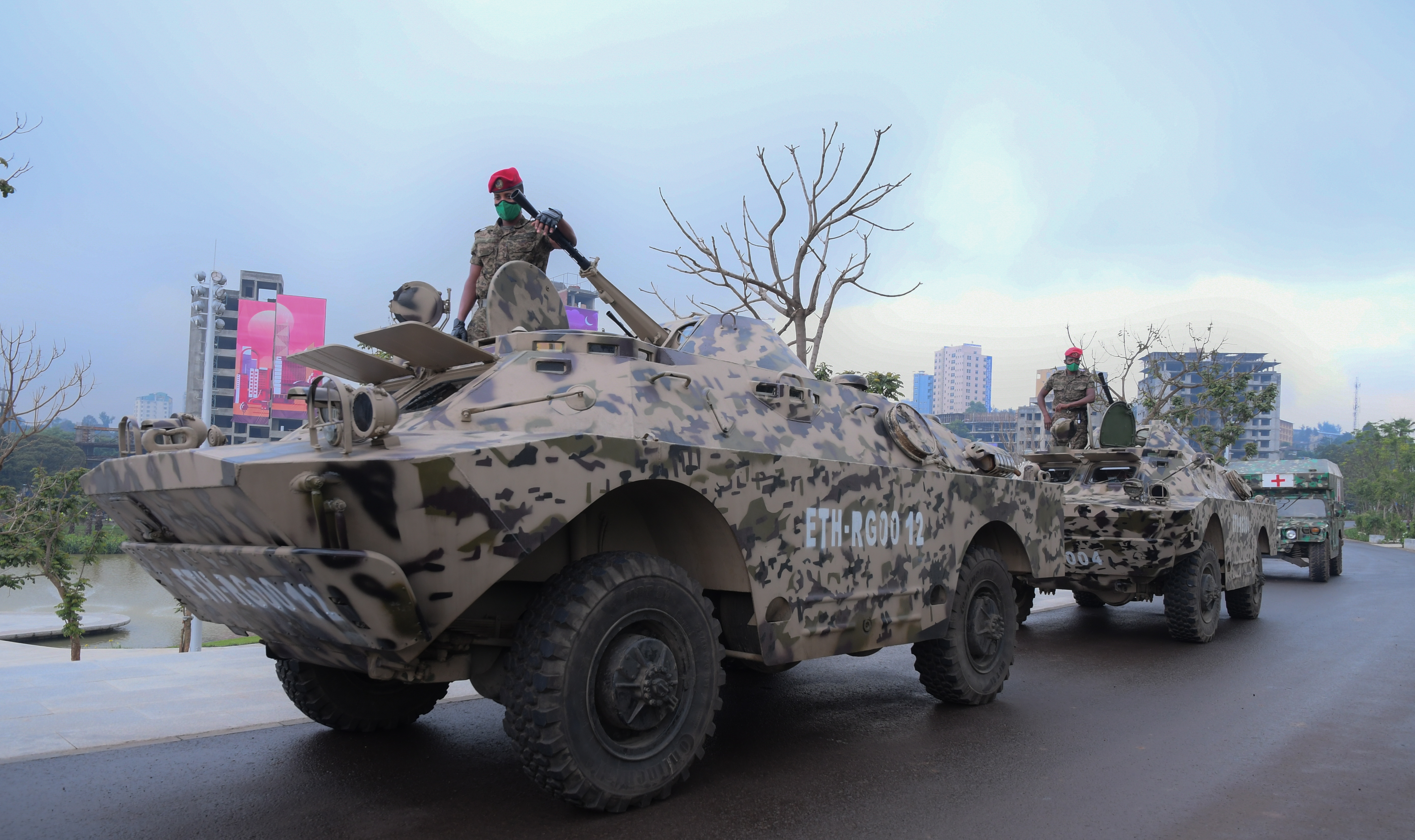 El Ejército de Sudán anunció este viernes que acepta la tregua de tres días ofrecida por las Fuerzas de Apoyo Rápido (RSF) con motivo del fin del Ramadán, pero pocas horas después de este anuncio ambos contendientes han vuelto a acusarse mutuamente de violar la tregua anunciada. (EFE)

