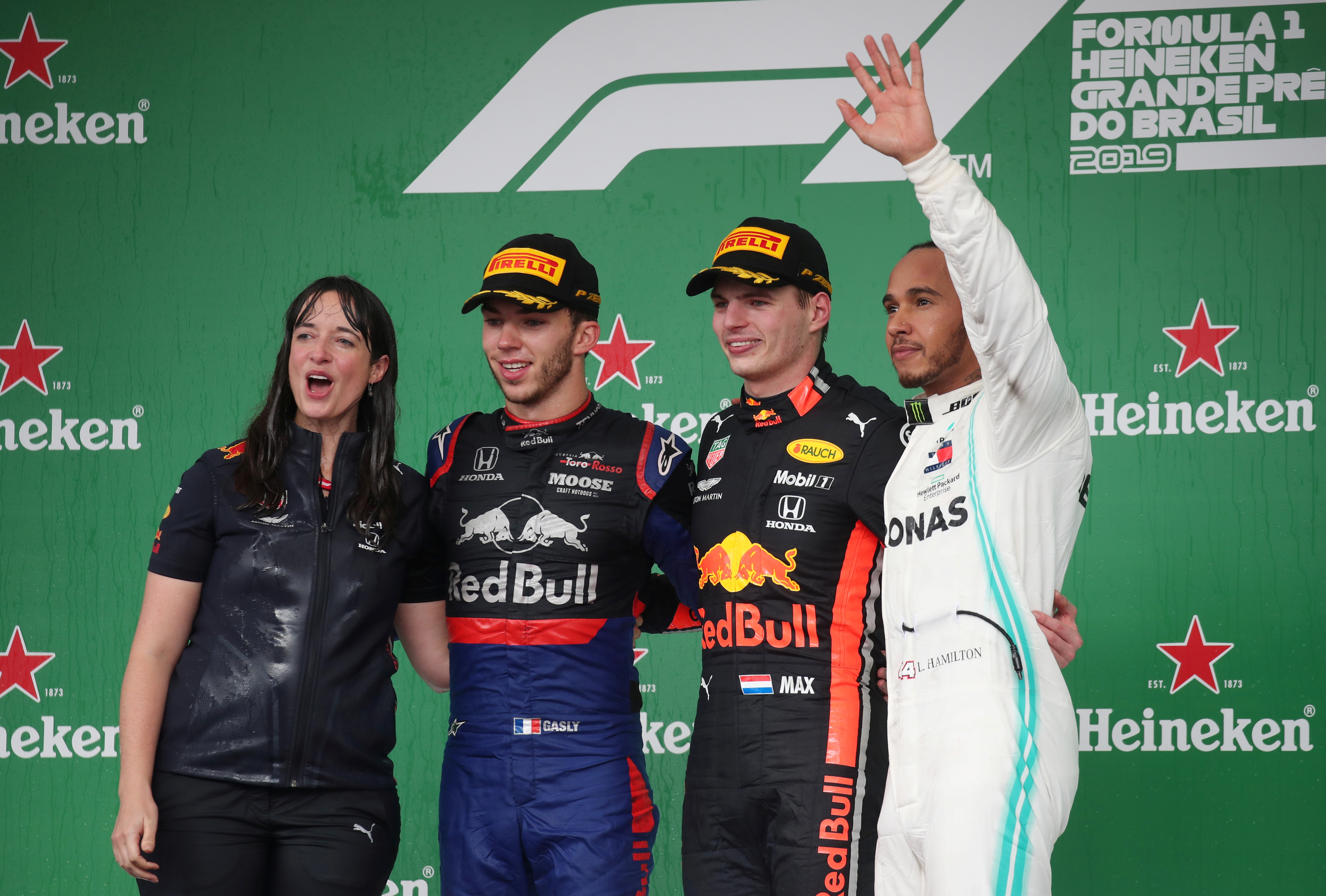 En el podio de Interlagos 2019 junto a Pierre Gasly, Max Verstappen y Lewis Hamilton, que luego fue recargado por un toque a Alex Albon (REUTERS/Ricardo Moraes)