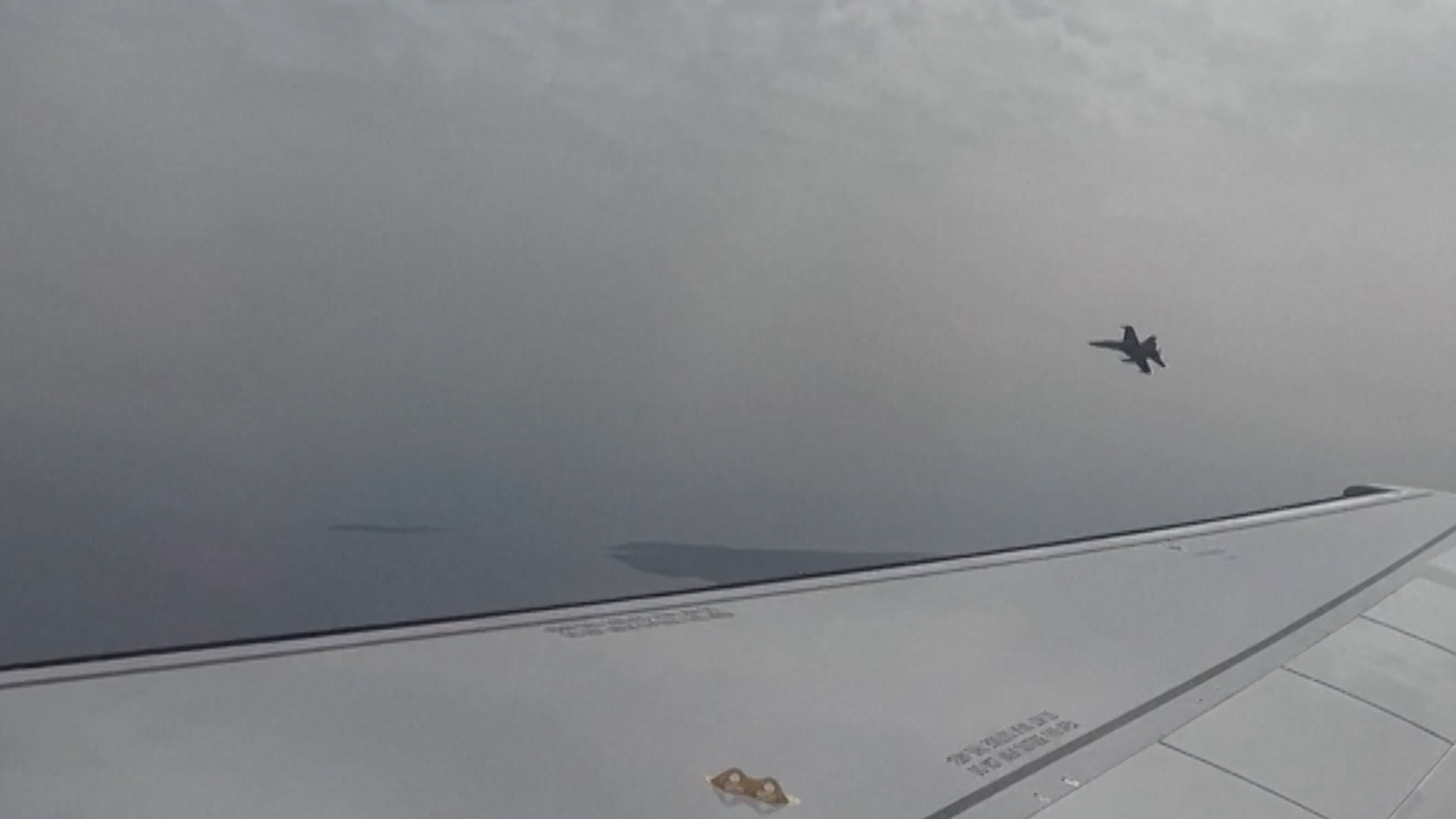 Las imágenes del incidente mostraron un avión F18 volando cerca de las distintivas puntas de las alas naranjas del avión A-319 de la aerolínea comercial, que normalmente transporta entre 120 y 150 pasajeros.