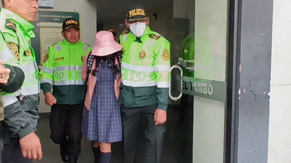 Antes de ser trasladada a la dependencia policial, Thalía fue agredida por los padres de familia que la sindicaban por el acoso y pedofilia. Foto: Andina