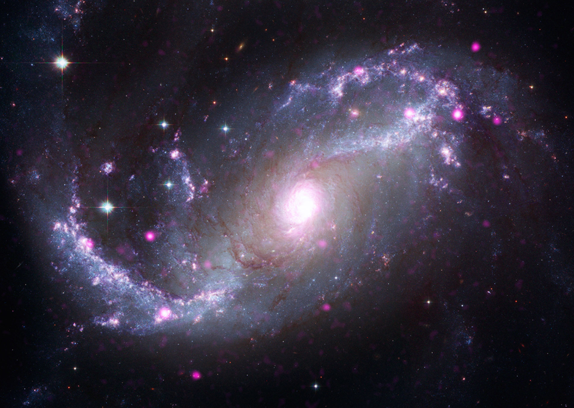 En la imagen de la galaxia espiral NGC 1672 los expertos percibieron figuras similares a agujeros negros (NASA)