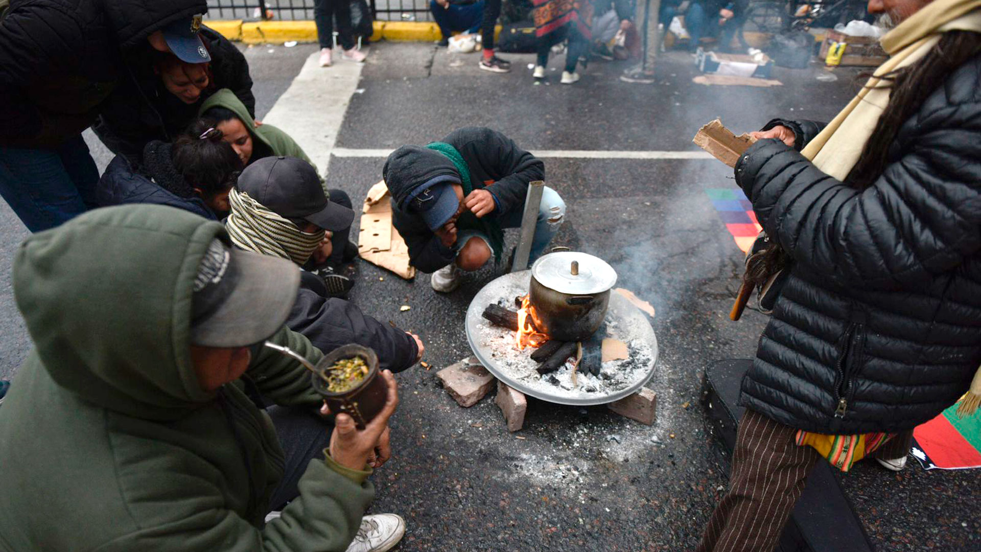 Vigilia de manifestantes en las puertas de la Casa de Jujuy, en pleno centro porteño. (Adrián Escándar)