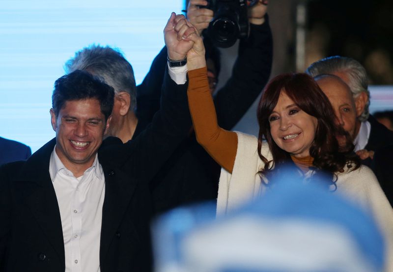 Cristina Kirchner  alzando la mano de Axel Kicillof
REUTERS/Agustin Marcarian