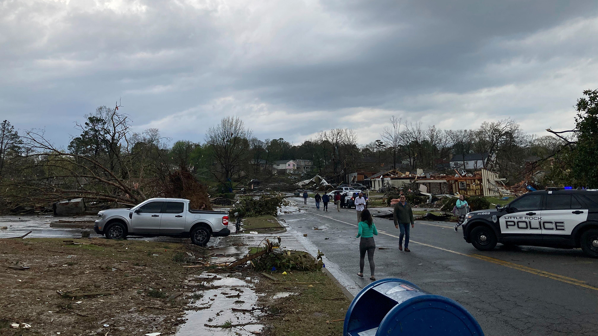 Residentes molinan después de que una fuerte tormenta arrasara Little Rock, Arkansas, el viernes 31 de marzo de 2023 (AP Photo/Andrew DeMillo)